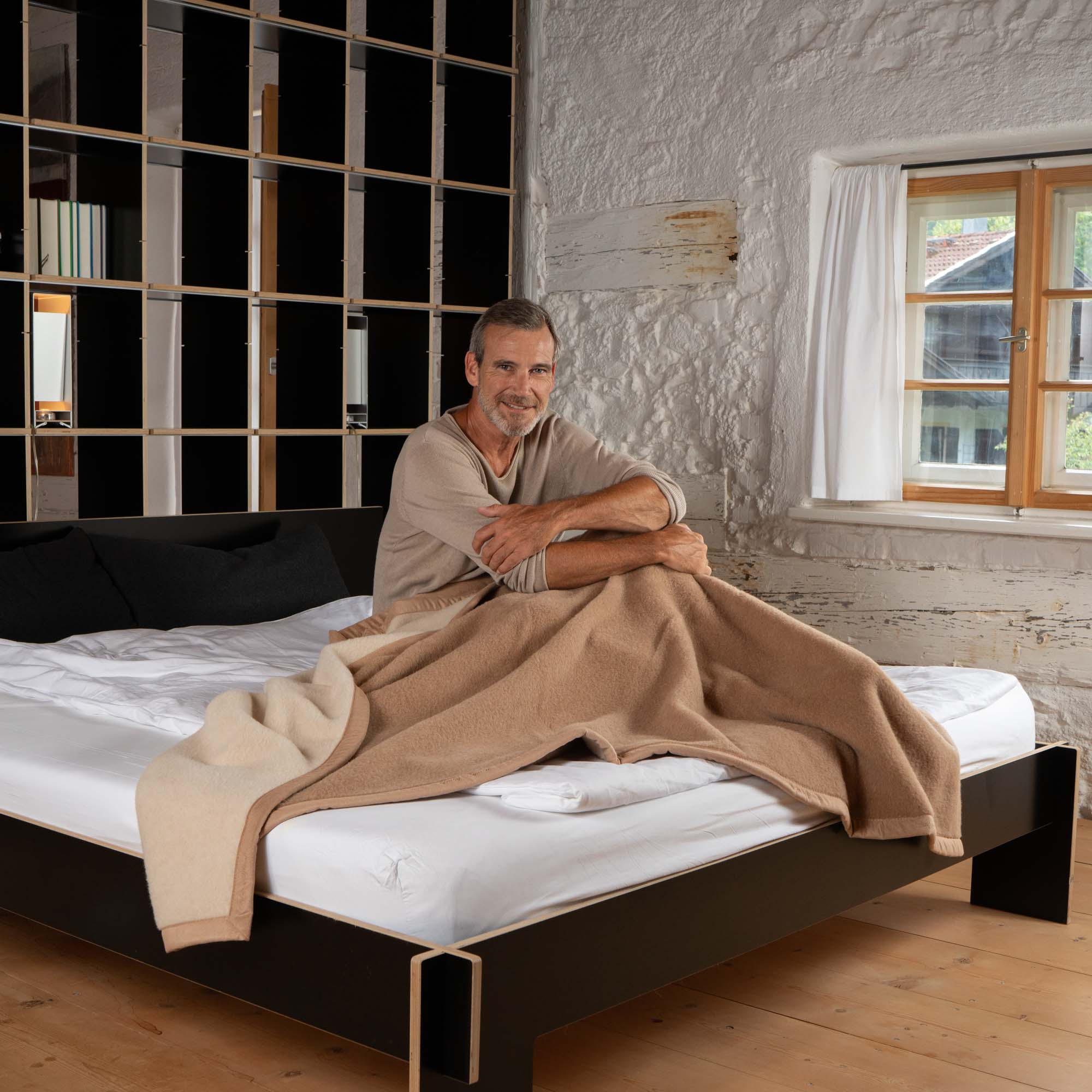 Suri Baby Alpakadecke 100% Alpaka Wendedecke Farbe creme/kamel Ritter Decken Mann auf Bett mit Decke