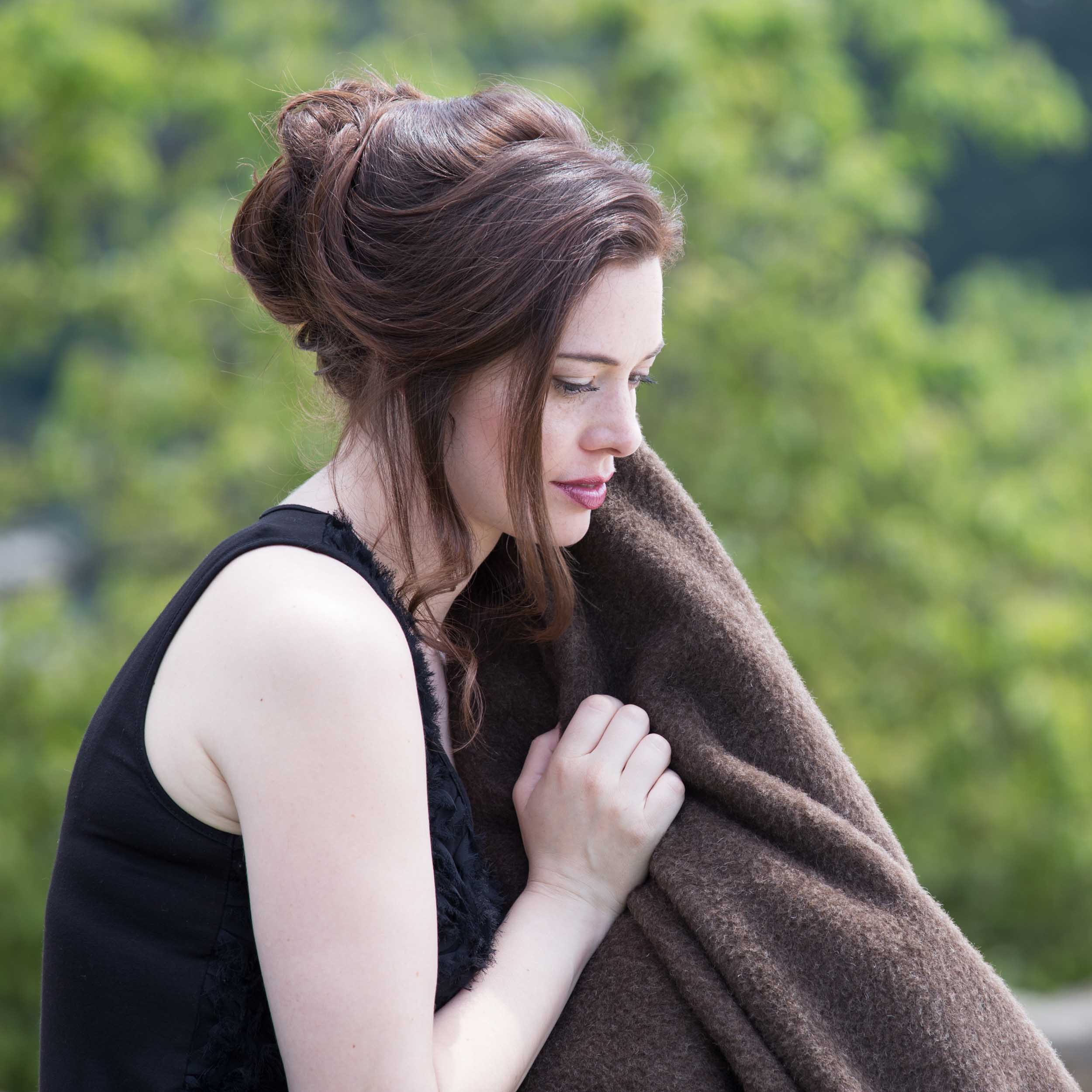 Model kuschelt mit Himalaya Yakdecke in dunkelbraun
