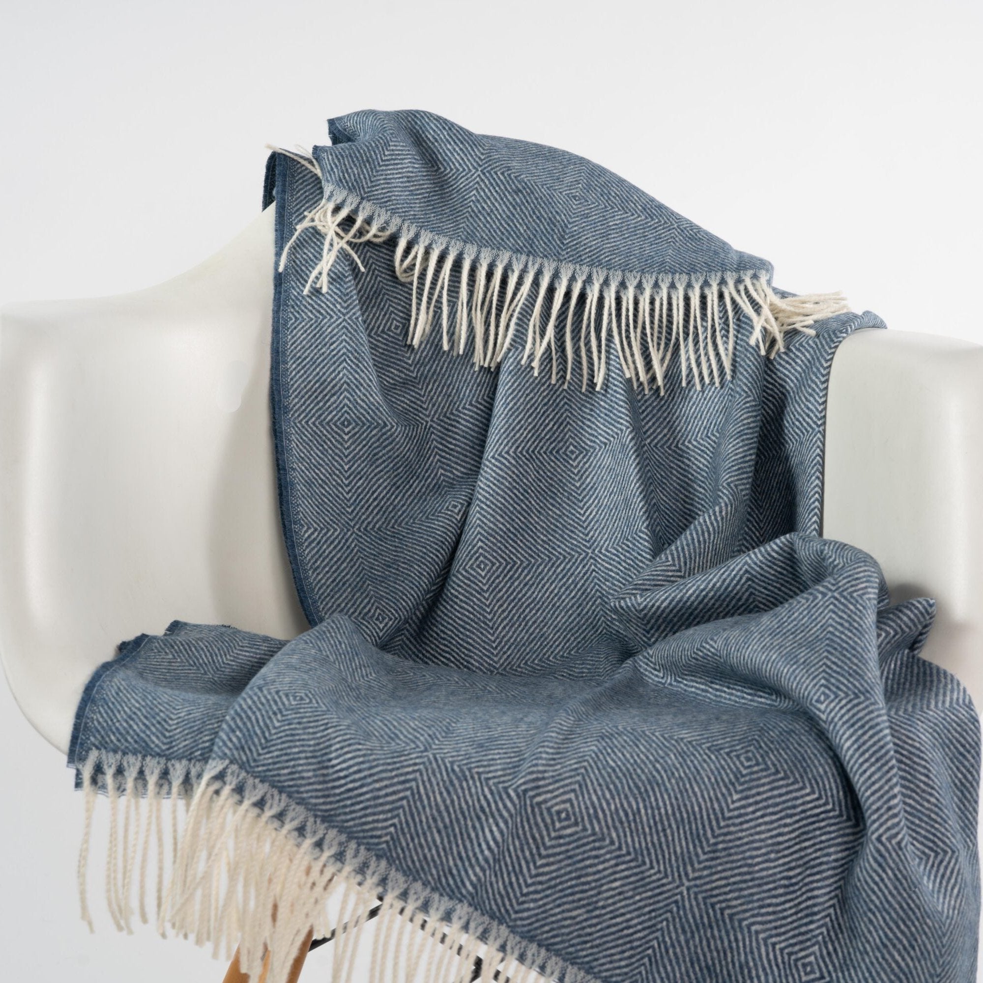 Alpaka Plaid Castillo Blau 2 Stimmungsfoto