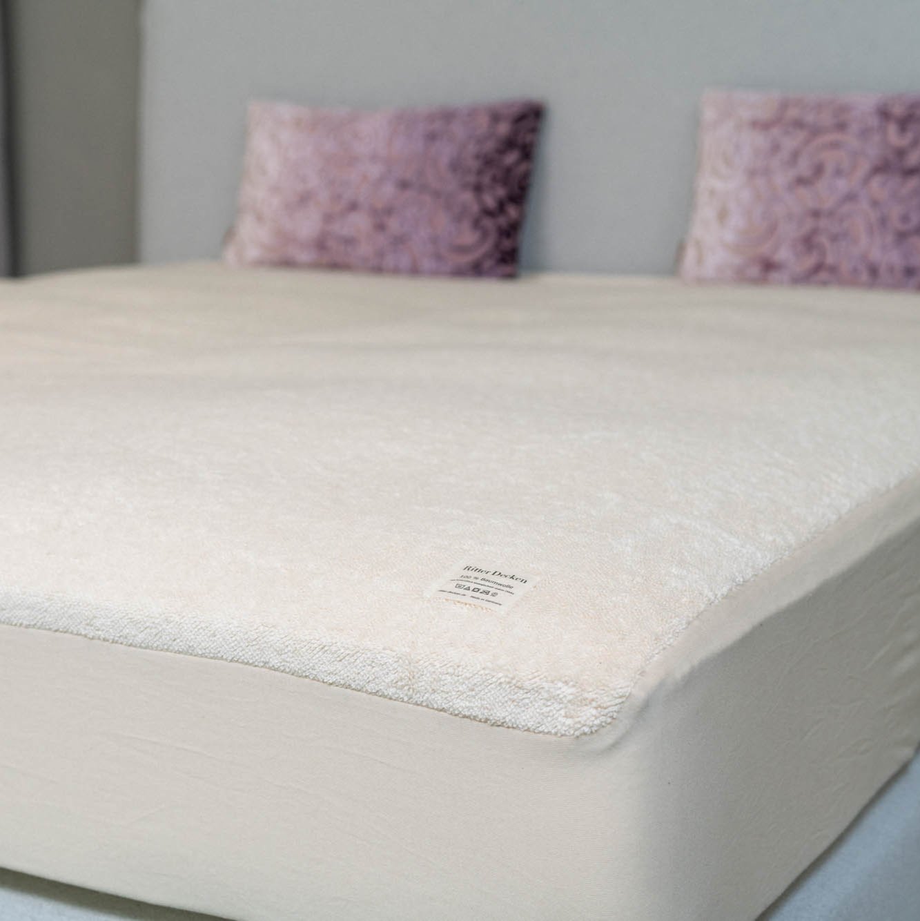 Aufgespanntes Baumwoll-Unterbett mit Spannumrandung in naturweiß