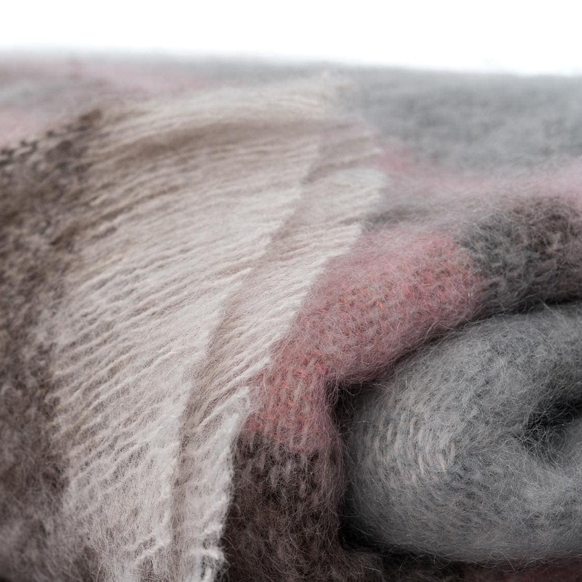 Gerolltes Charterhouse Mohair Plaid in braun, rosa, blaugrau gestreift im Detail