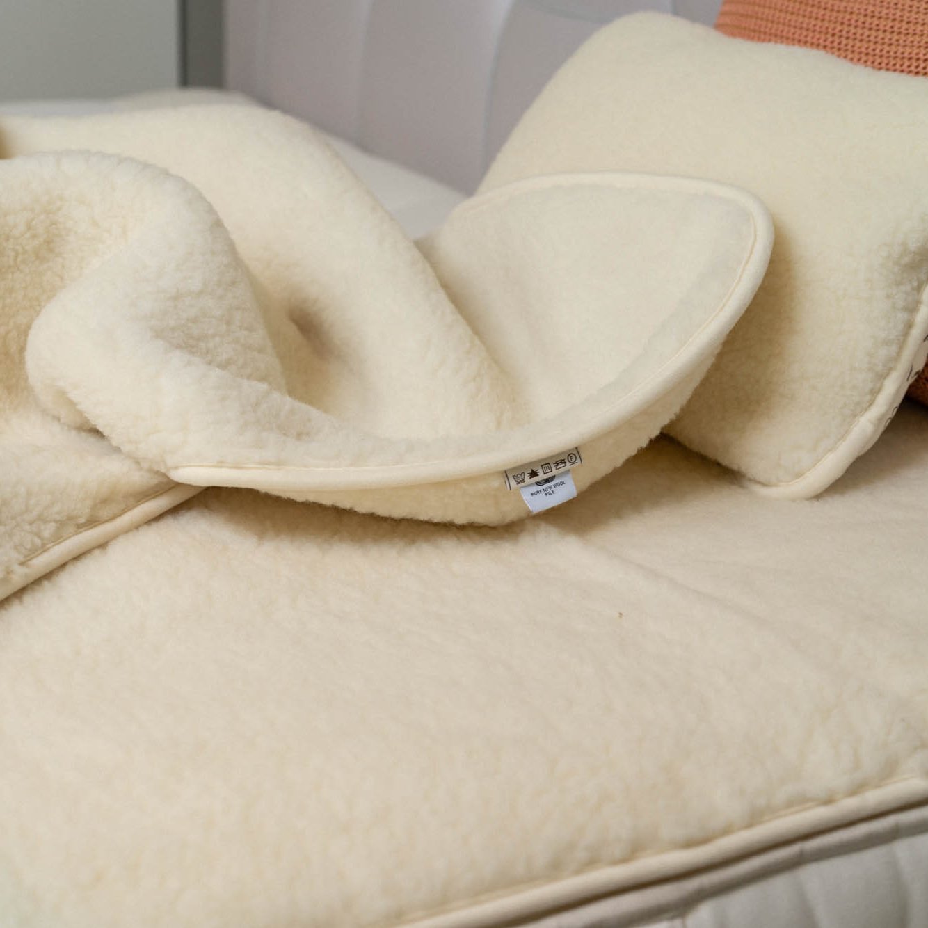 Luka Wollflor Bettdecke in naturweiß auf dem Bett