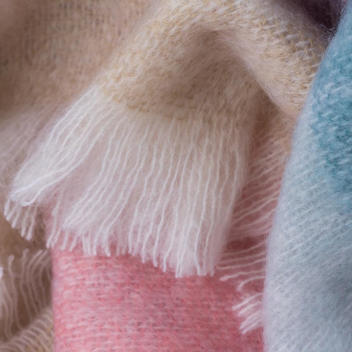 Girl Mohair Plaid in rosa, weiss, grün, blau gestreift im Detail