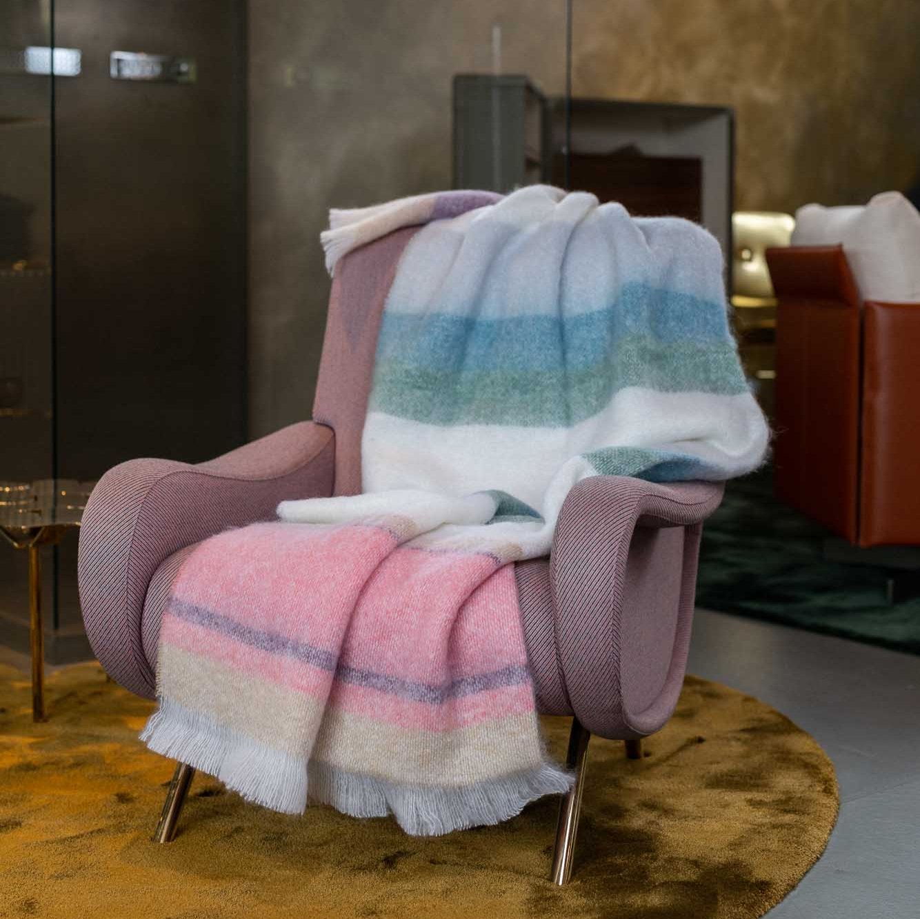 Girl Mohair Plaid in rosa, weiss, grün, blau gestreift auf dem Sessel