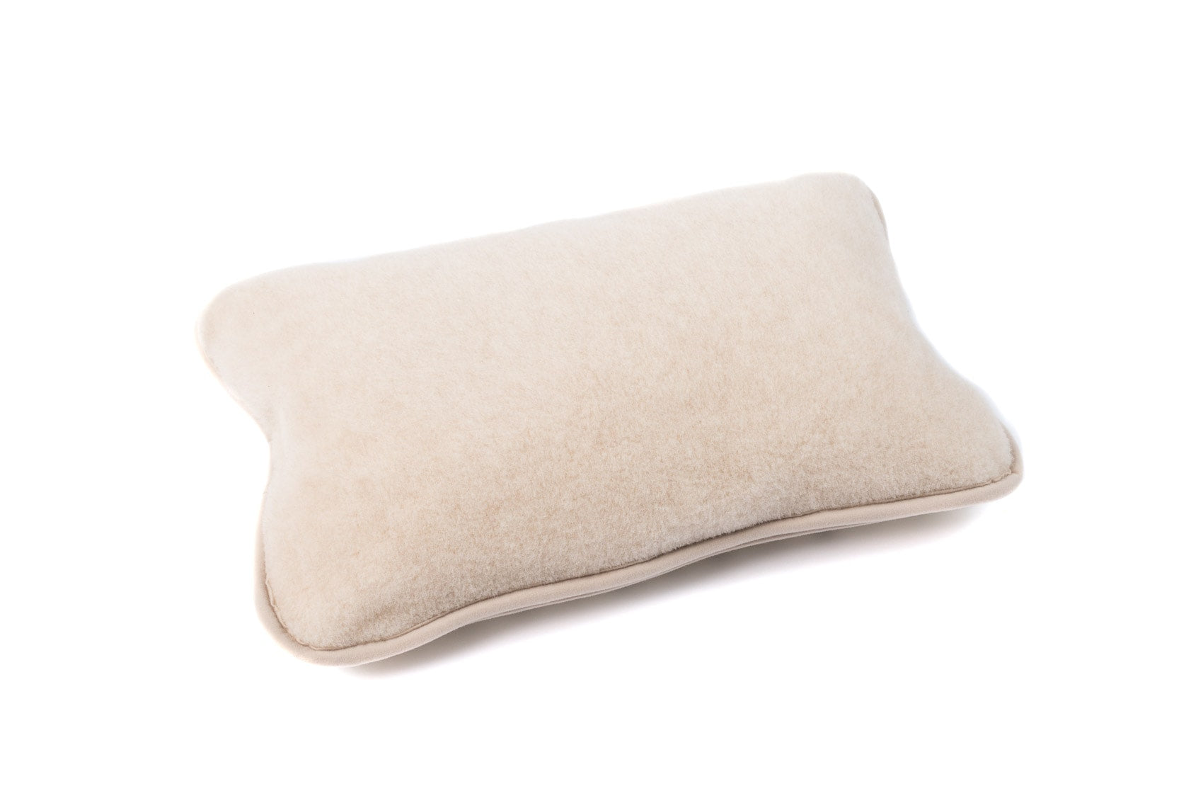 Flokati Moka Kinderkissen in beige mit Schaf- und Kleeblattmuster