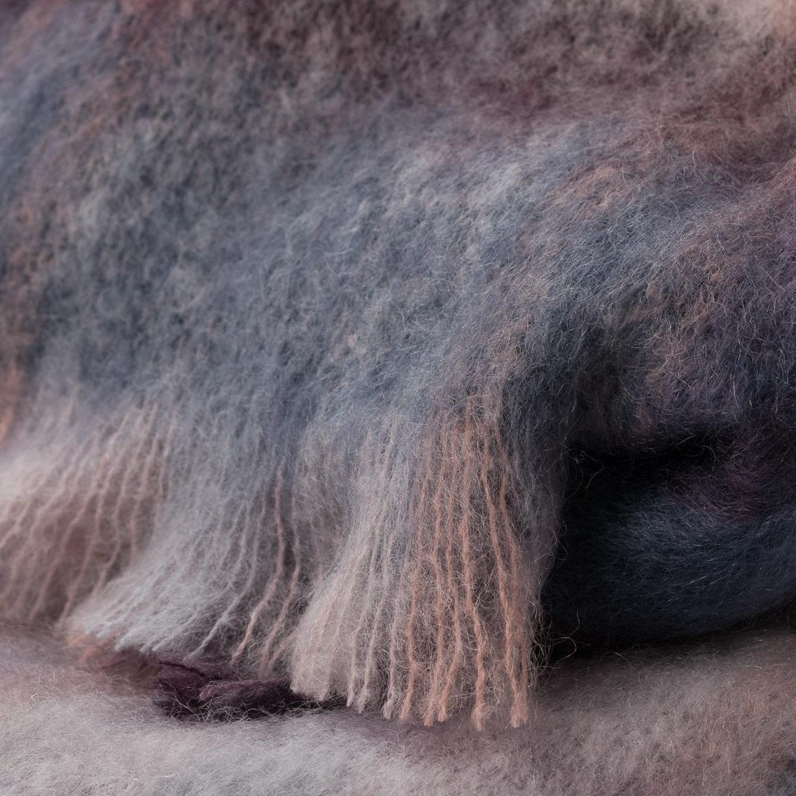 Lullaby Mohair Plaid in violett kariert im Detail