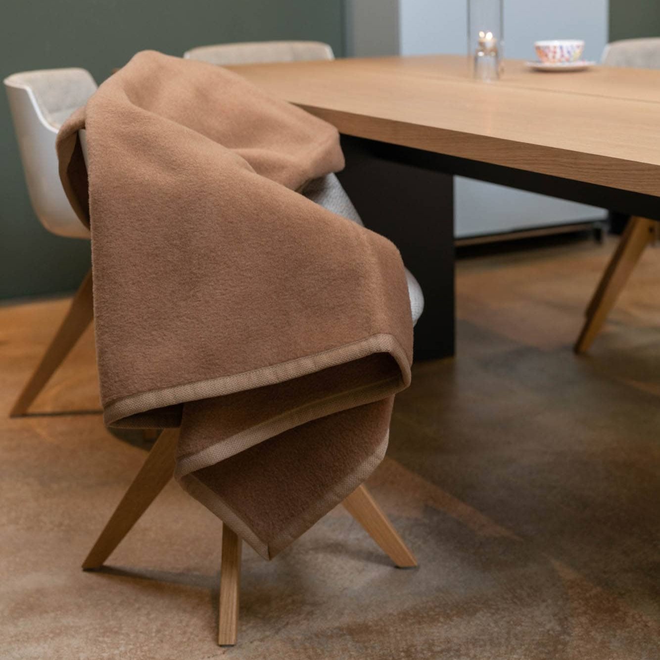 Maharadscha Kamelhaardecke auf dem Stuhl