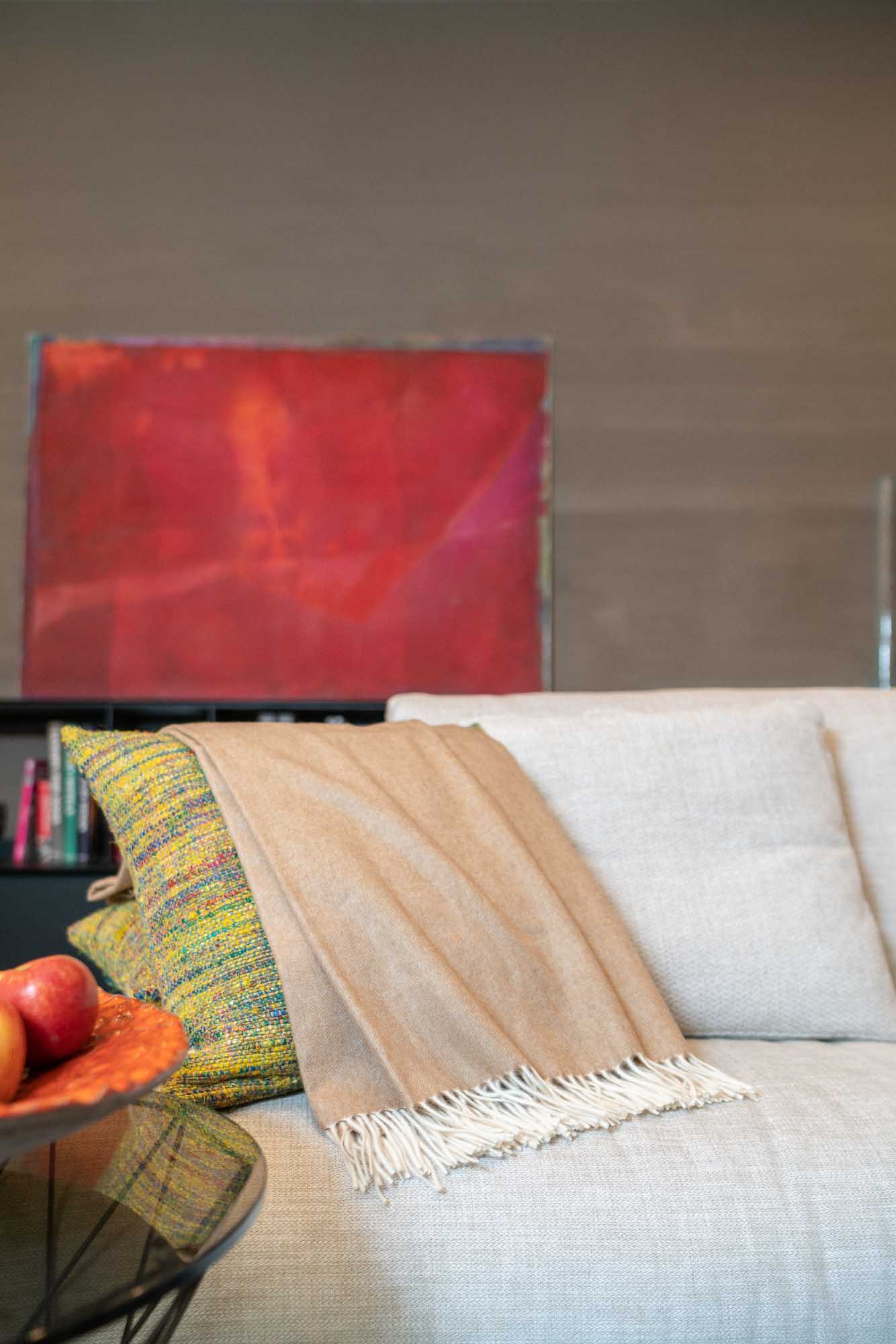 München Kaschmirplaid in kamel auf dem Sofa