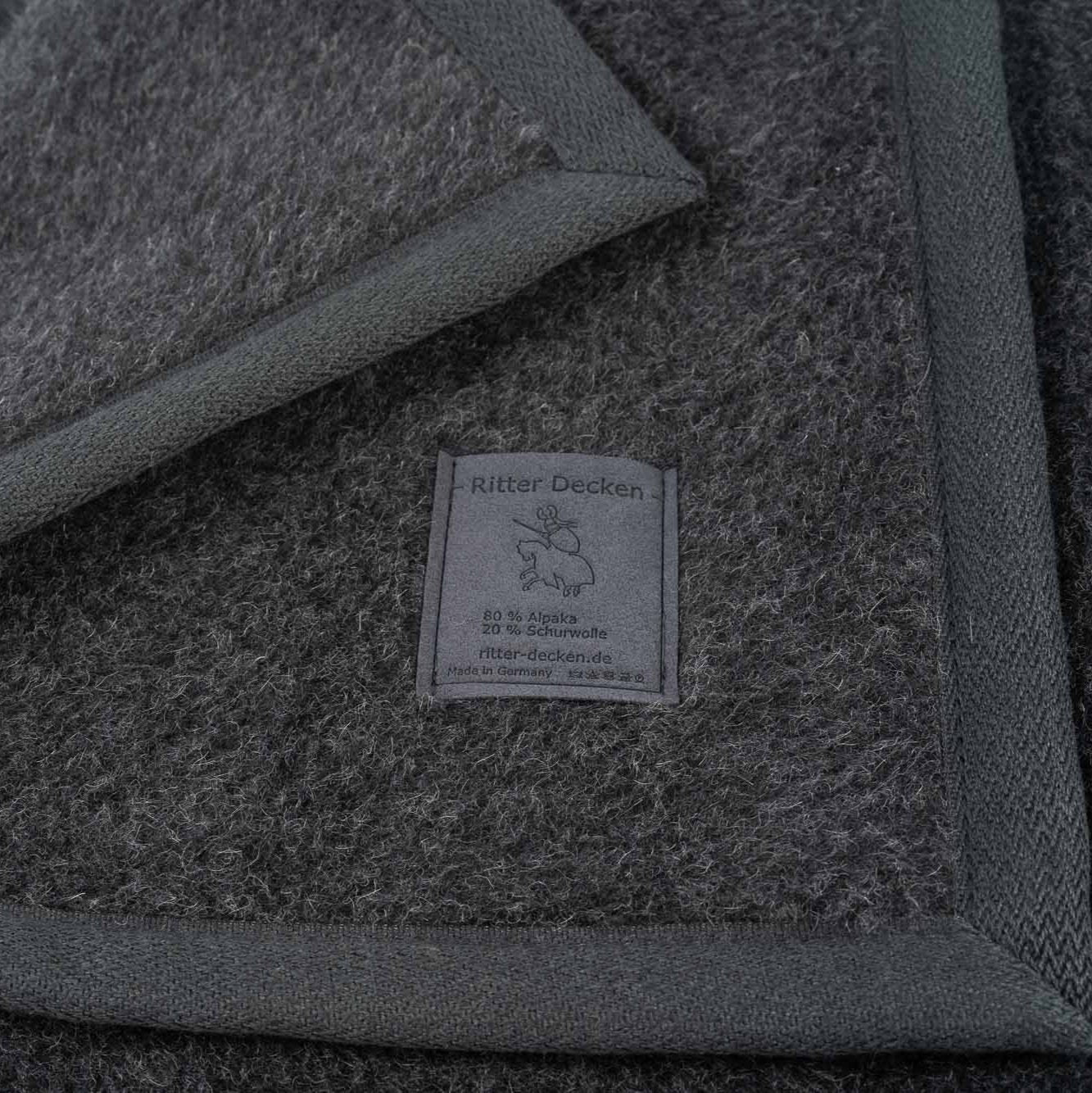 Perulama Alpakadecke in anthrazit im Detail