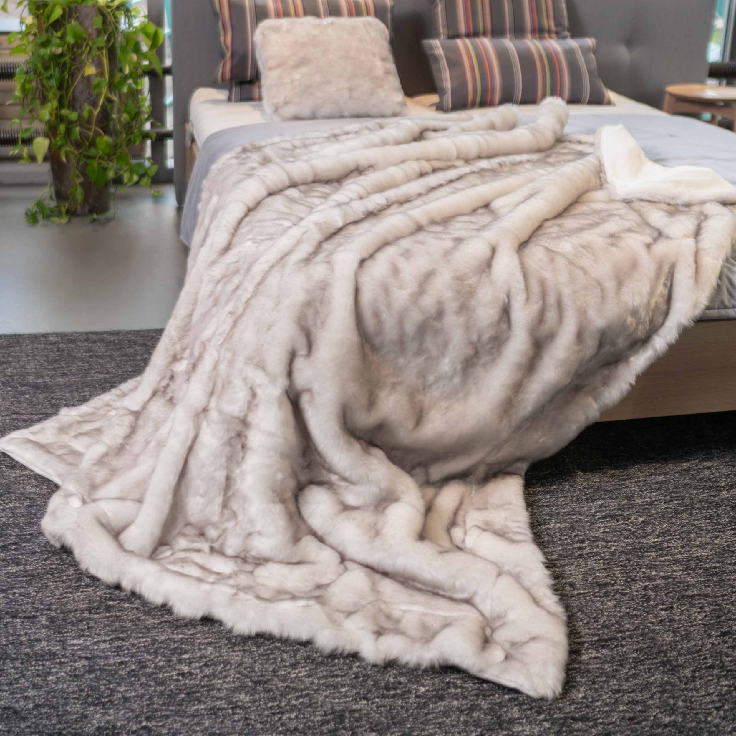 Polar Fuchs Felldecke in weiss-grau meliert auf dem Bett