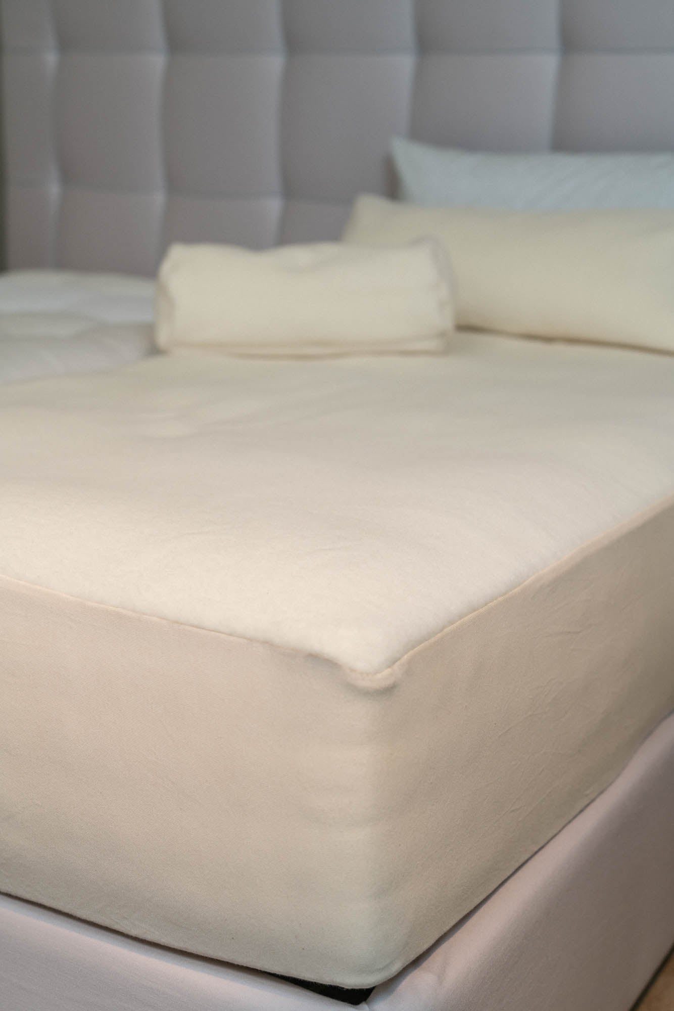 Schurwoll Unterbett mit Spannumrandung aufgespannt
