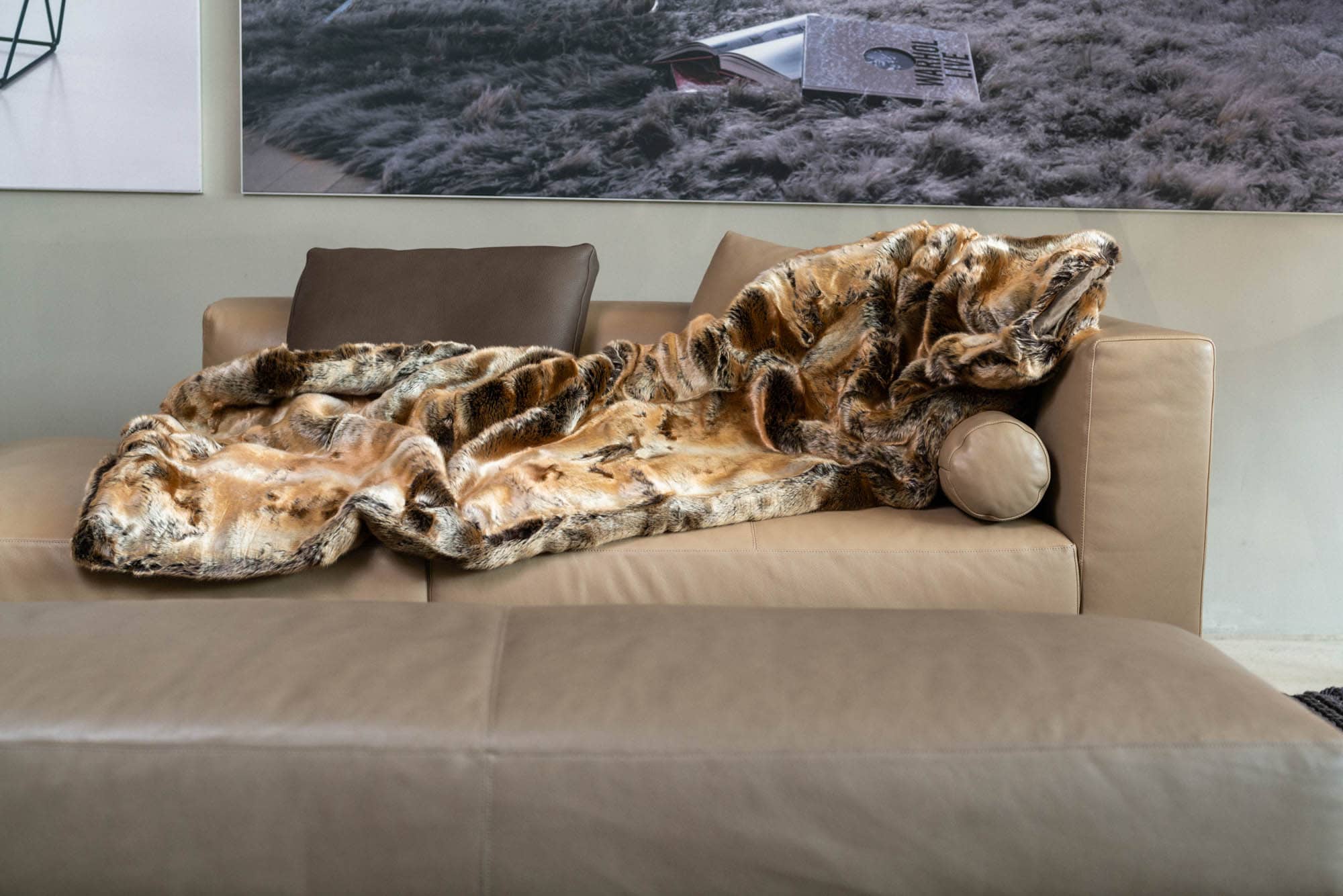 Zobel Felldecke in braun-gold meliert auf dem Sofa