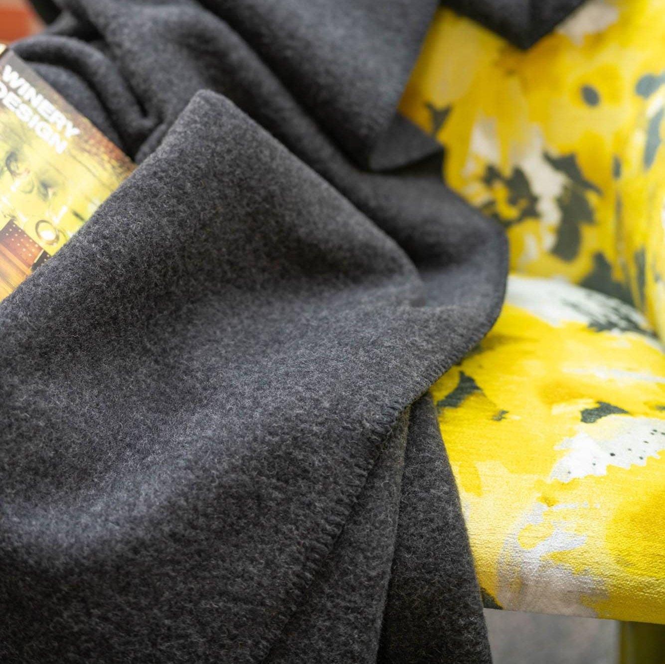 Karlsbad Wolldecke anthrazit Stimmungsfoto 