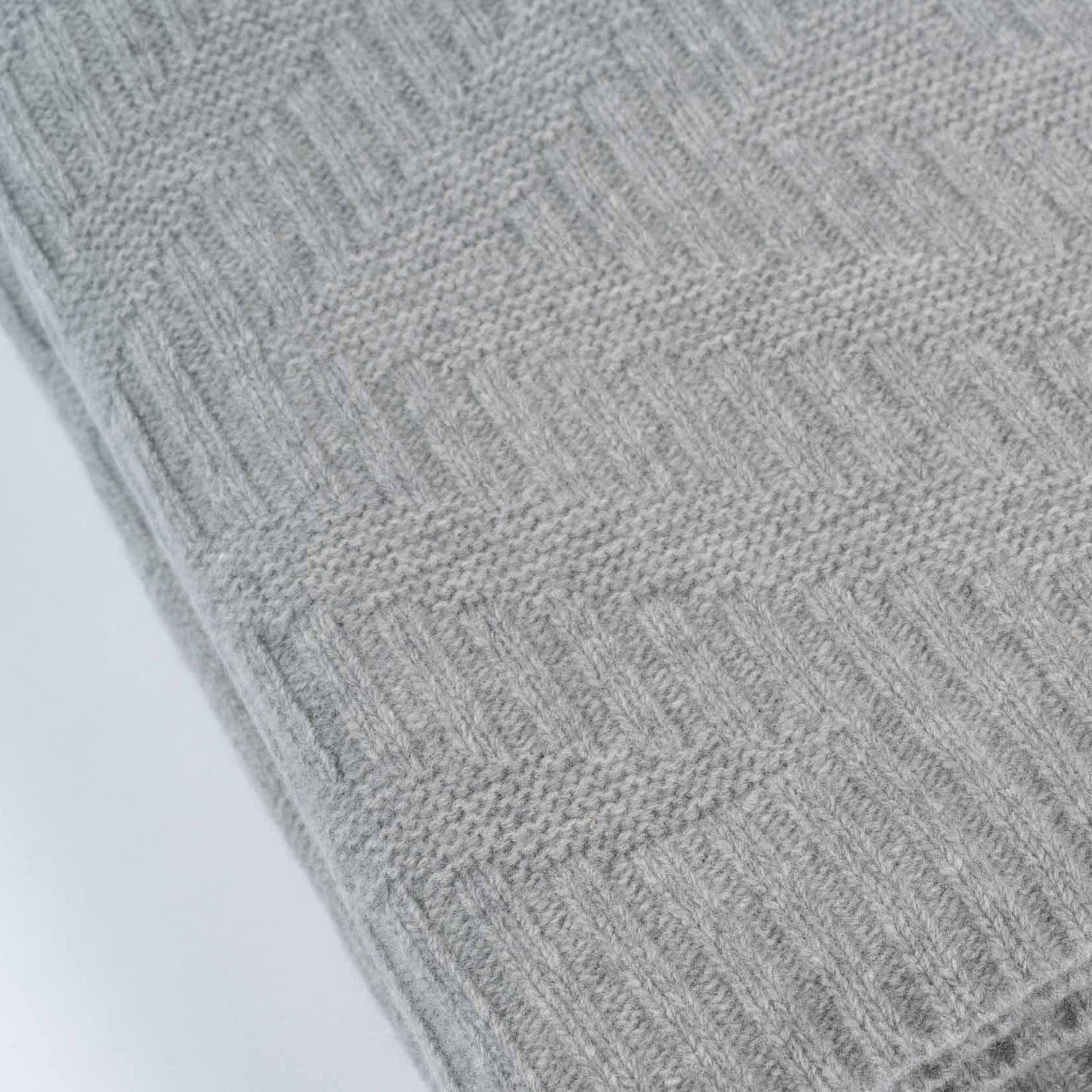 Gefaltete Strickdecke Porto in grau