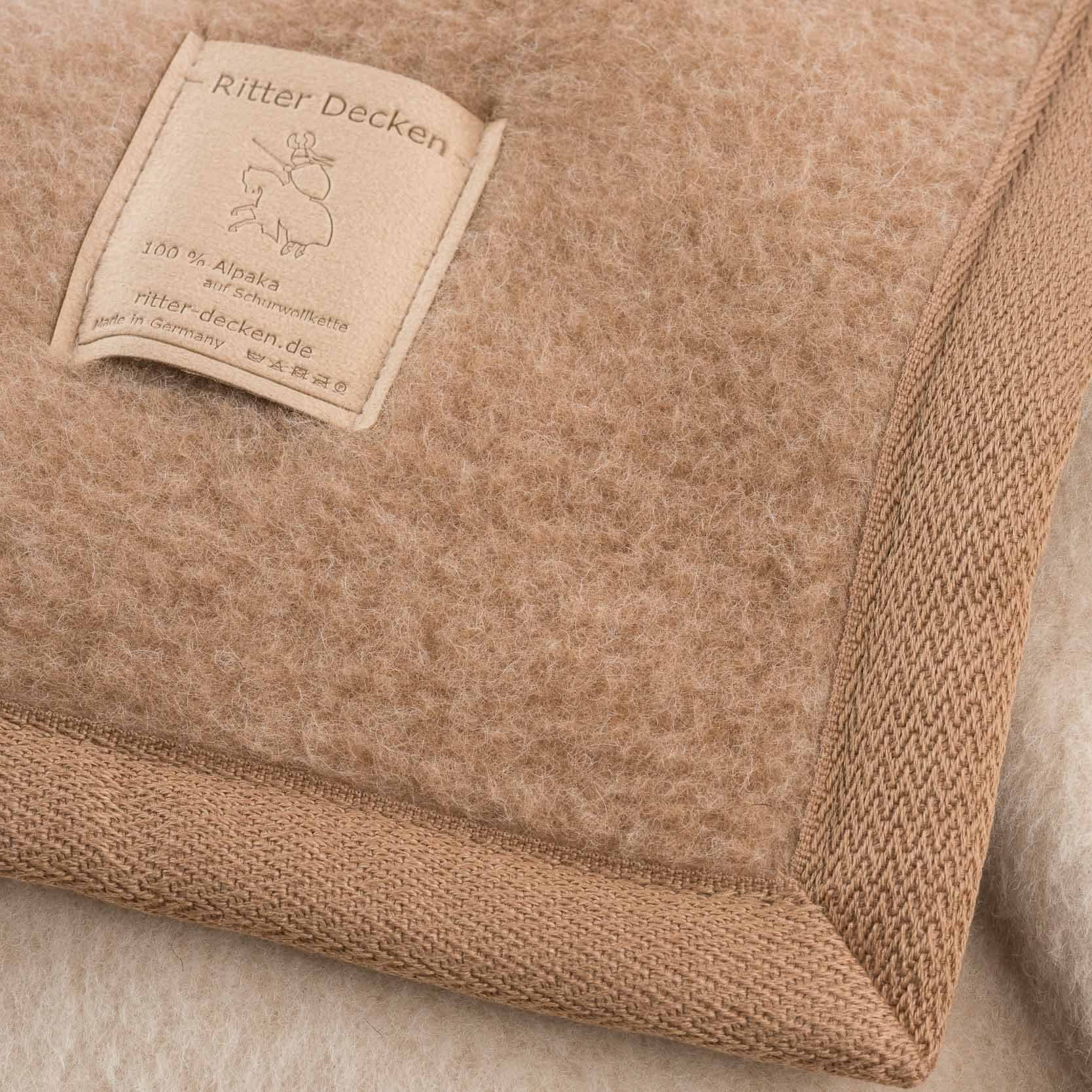 Lima Star Alpakadecke in creme/kamel im Detail