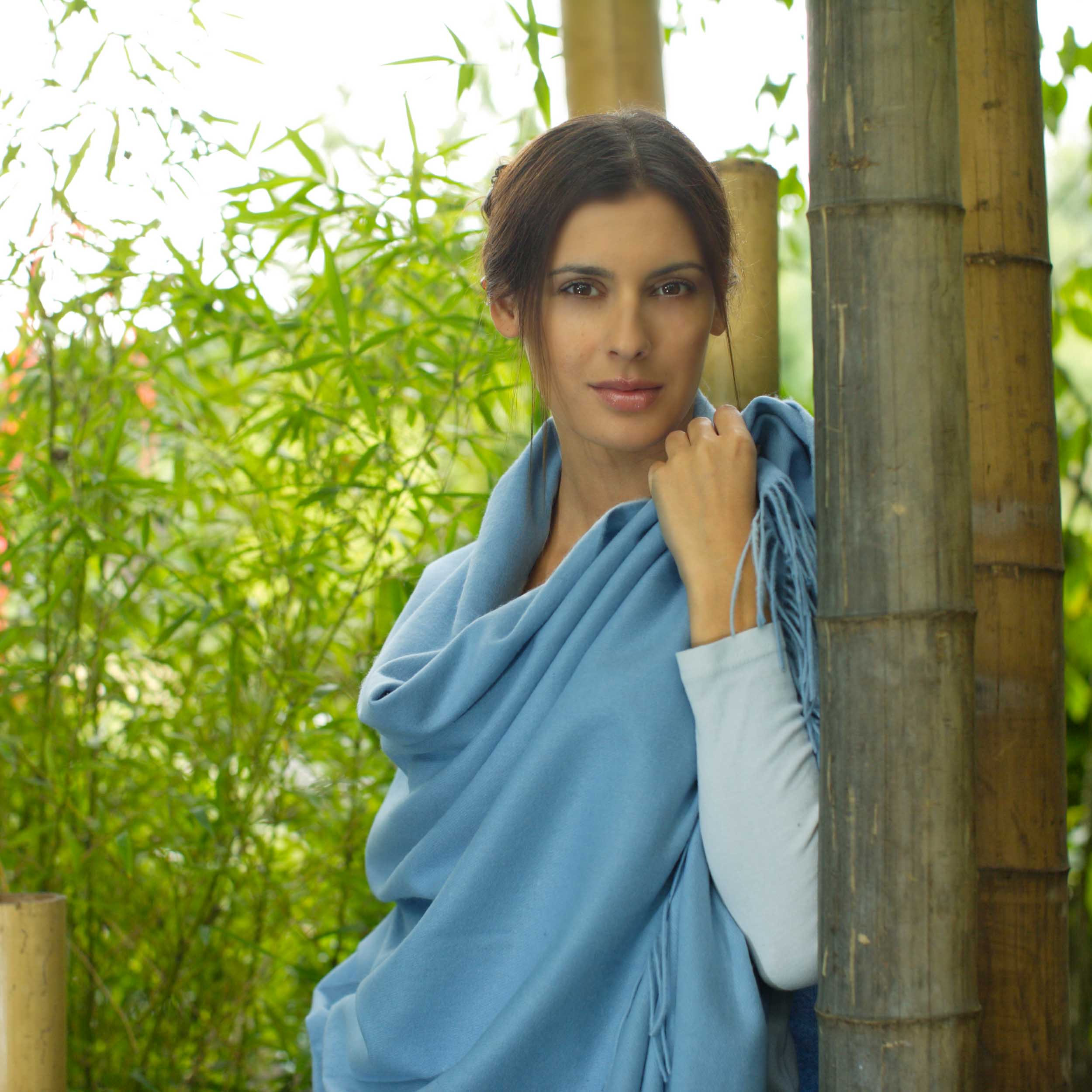 Model mit Luzern Schurwollplaid in hellblau