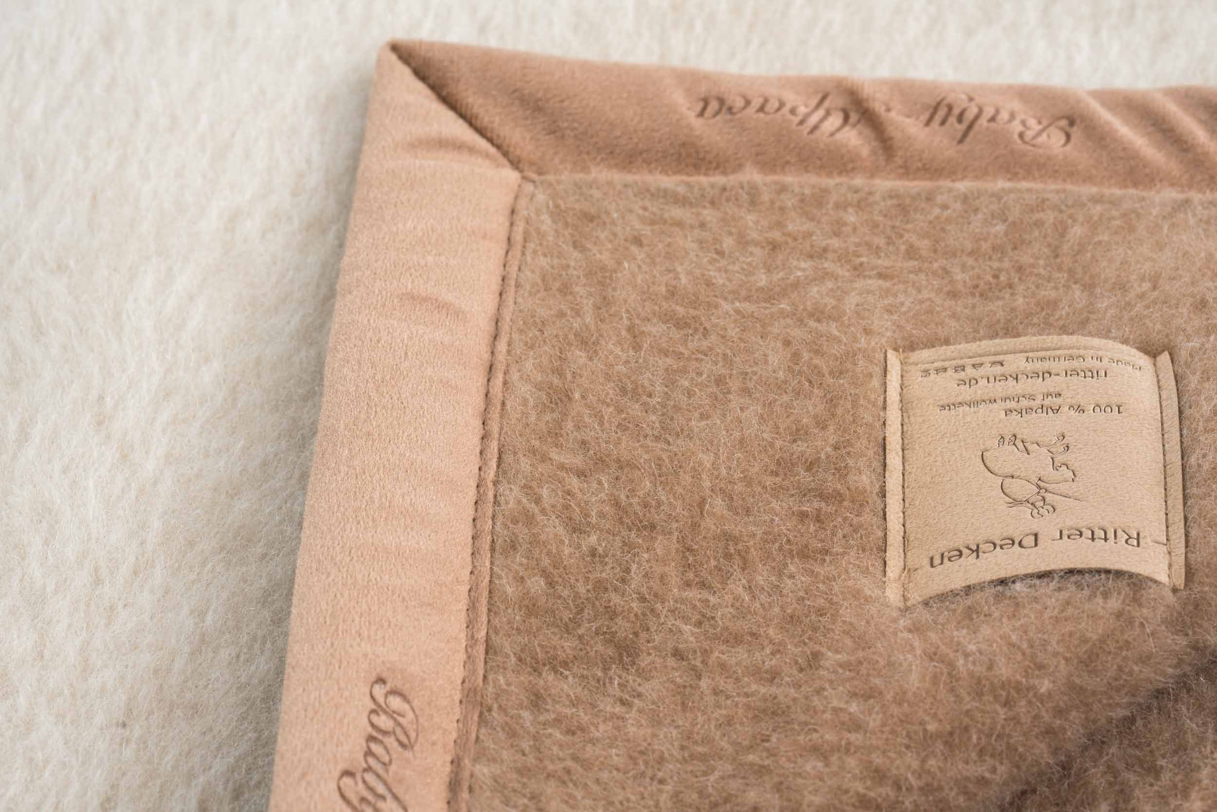 Suri Baby Alpakadecke in creme/kamel im Detail