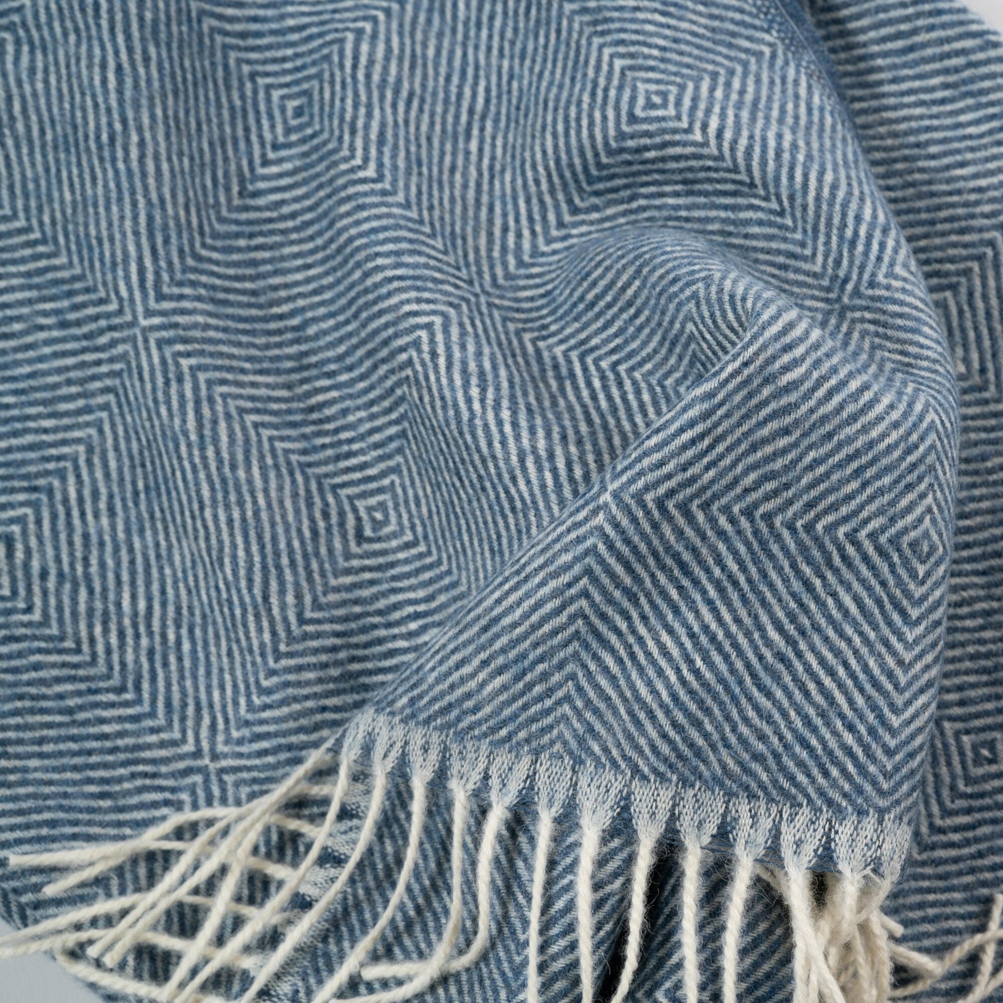 Alpaka Plaid Castillo Blau 1 Detailaufnahme