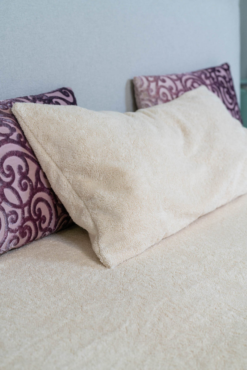 Kissenbezug aus Baumwolle in naturweiß auf dem Bett