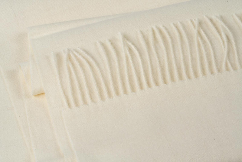 Gefalteter Cali Schal in naturweiß Alpakaschaal detailfoto