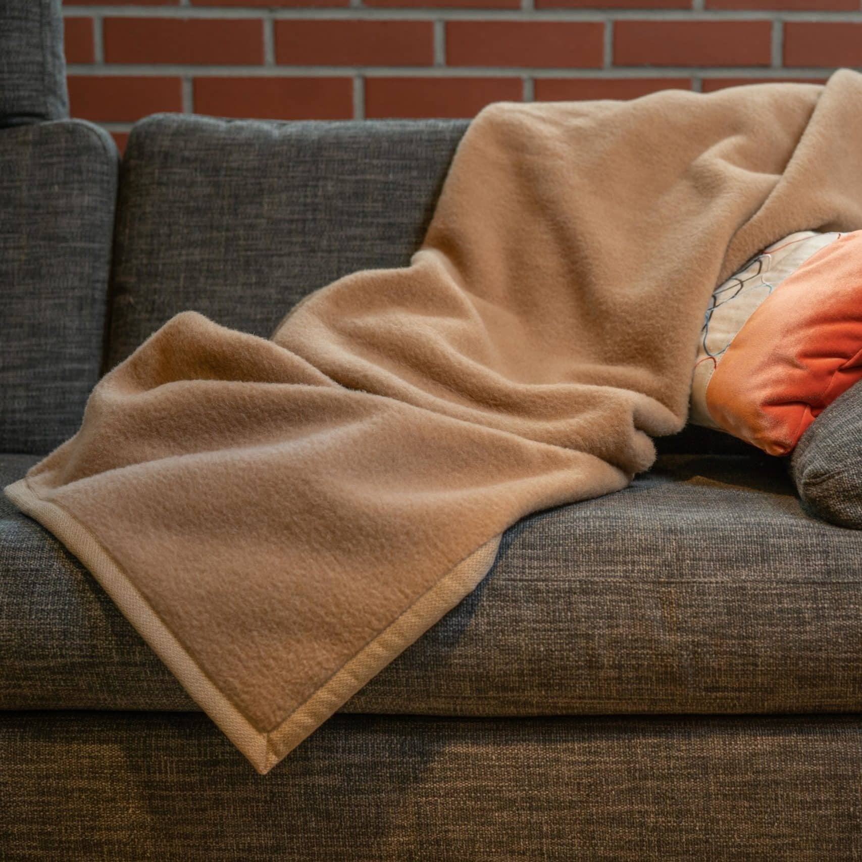 Cashmera Kaschmirdecke Kamel auf dem Sofa Stimmungsfoto