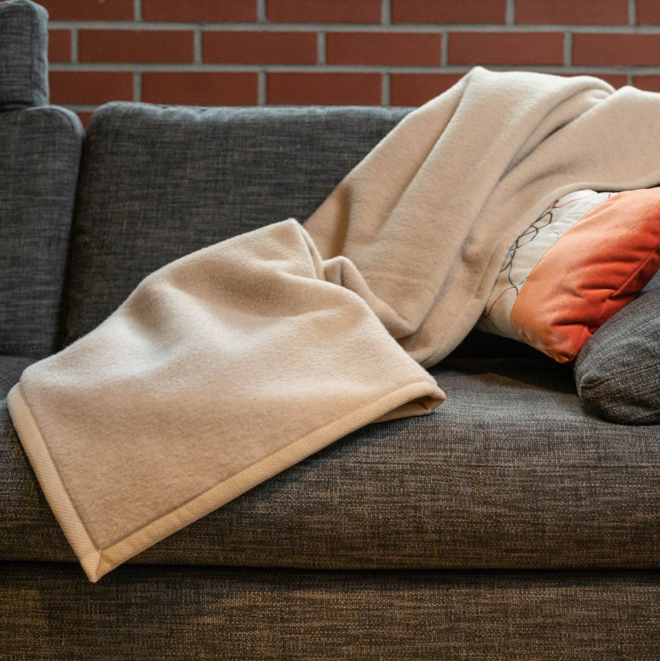 Cashmera Kaschmirdecke in creme auf dem Sofa