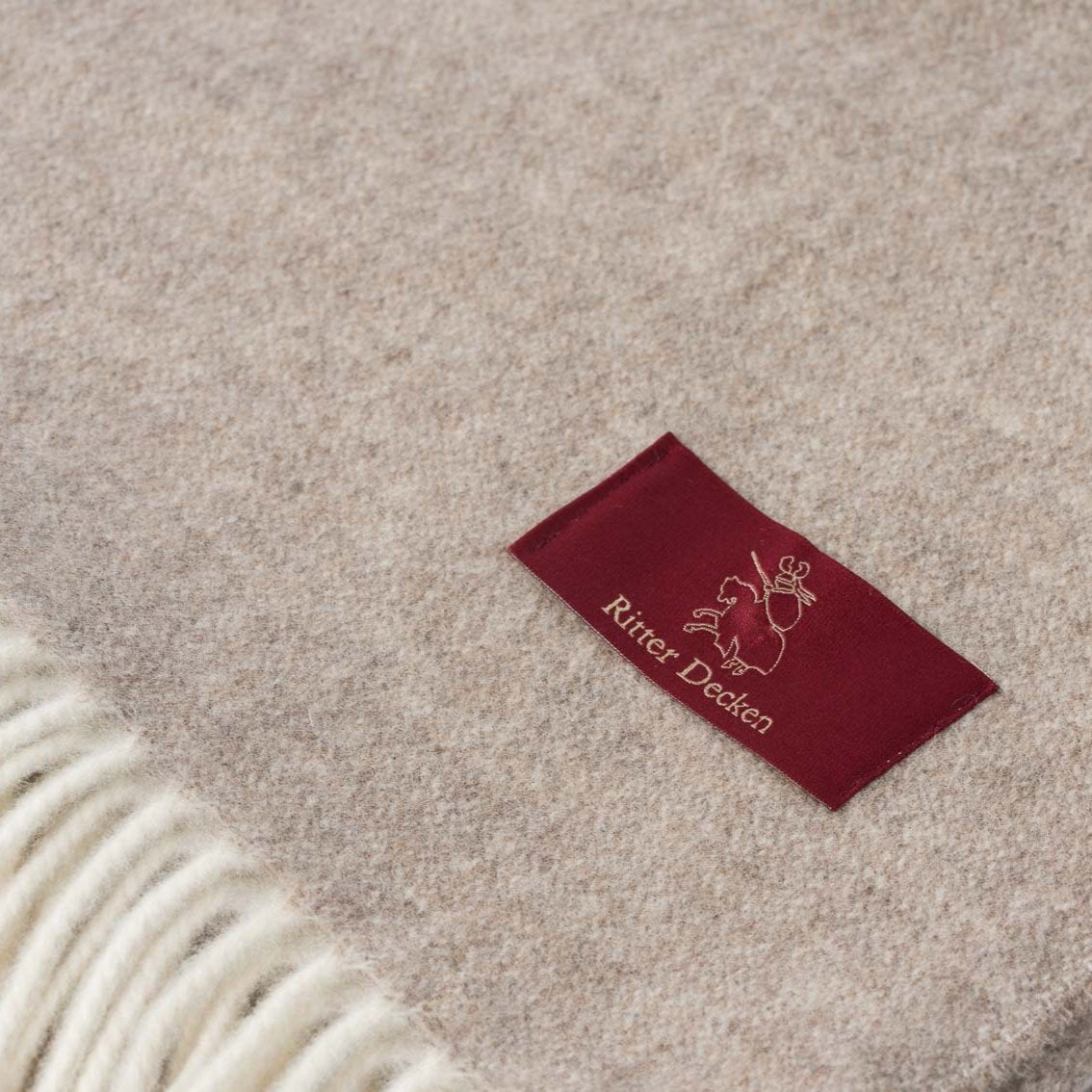 Catania Schurwollplaid in hellbraun meliert im Detailaufnahme Wohndecke aus Schurwolle