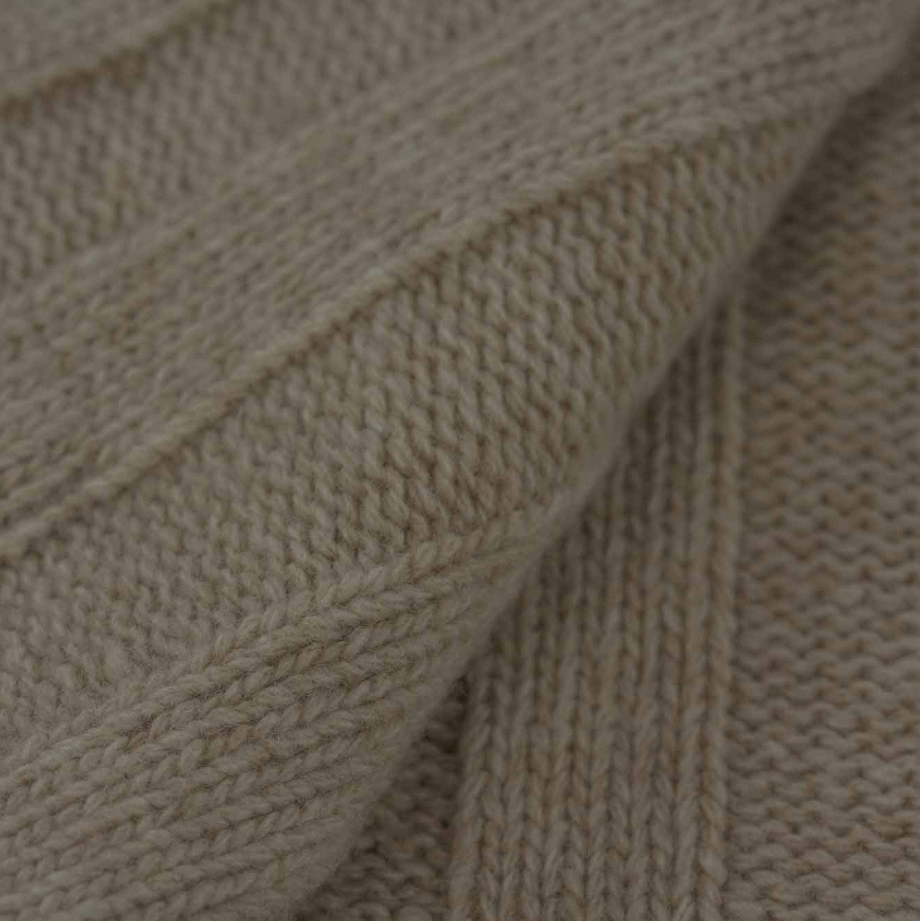 Gefaltetes Estoril Strickplaid in braun im Detail