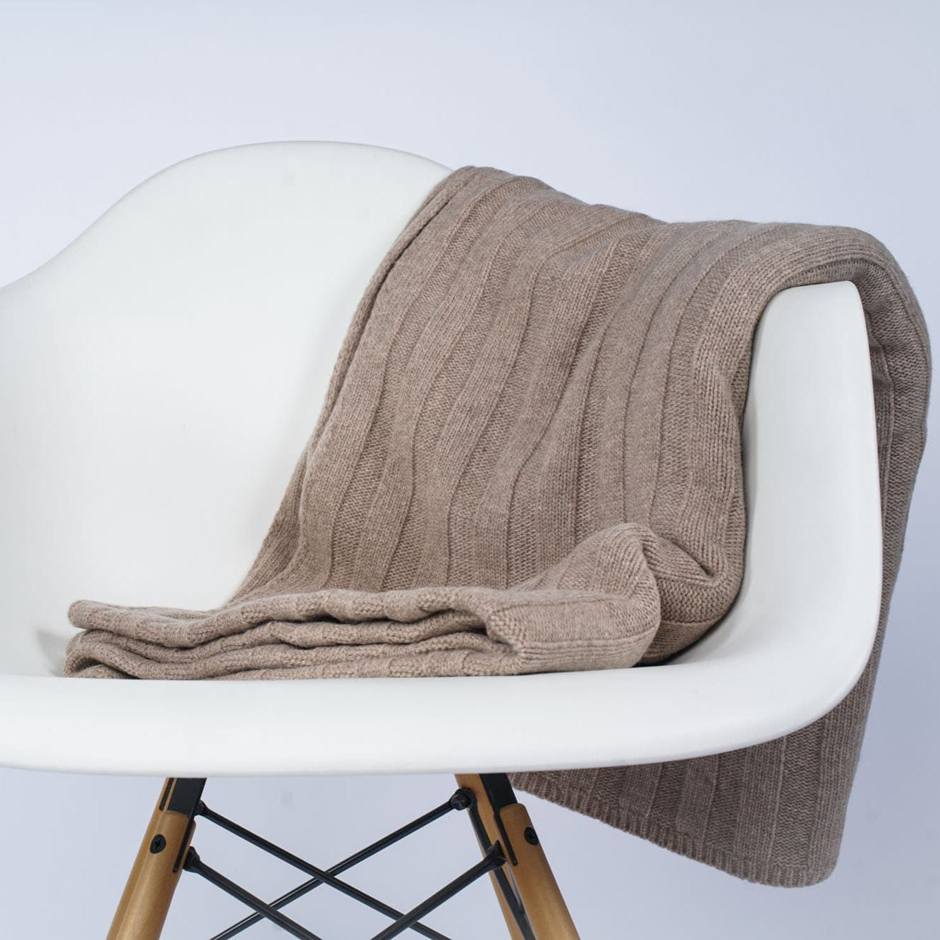 Gefaltetes Estoril Strickplaid in braun auf dem Stuhl