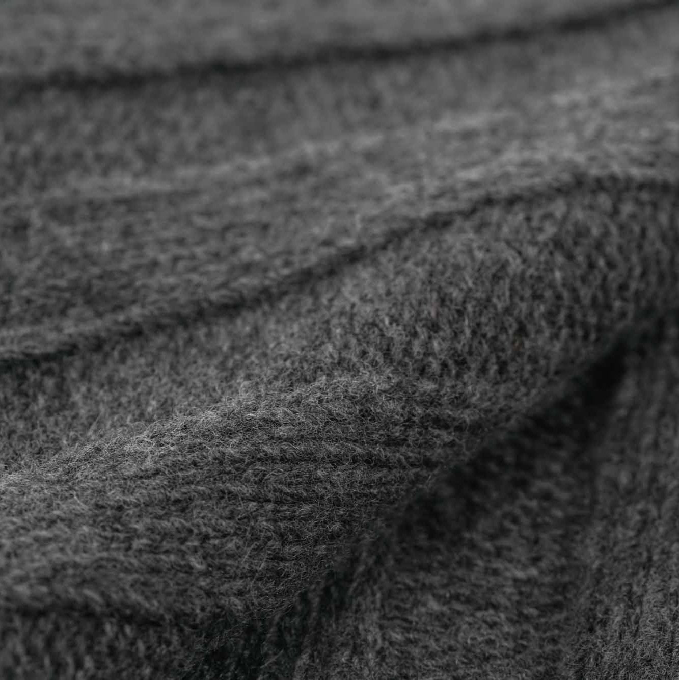 Gefaltetes Estoril Strickplaid in anthrazit im Detail
