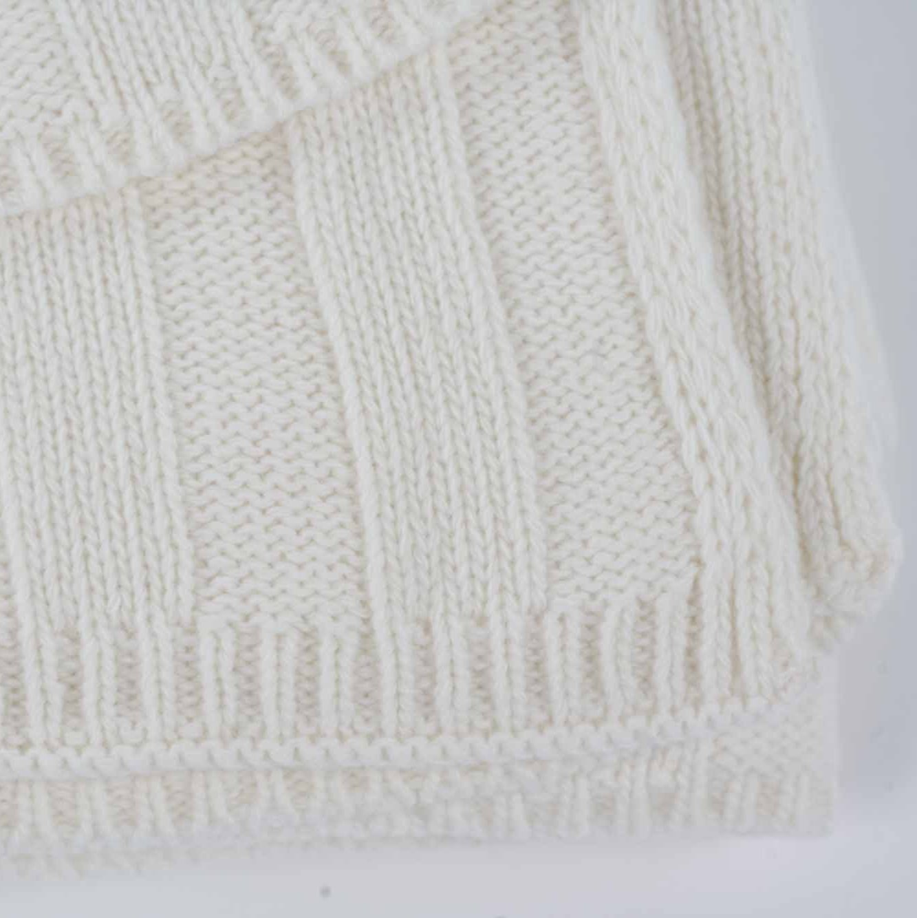 Gefaltetes Estoril Strickplaid in weiß im Detail