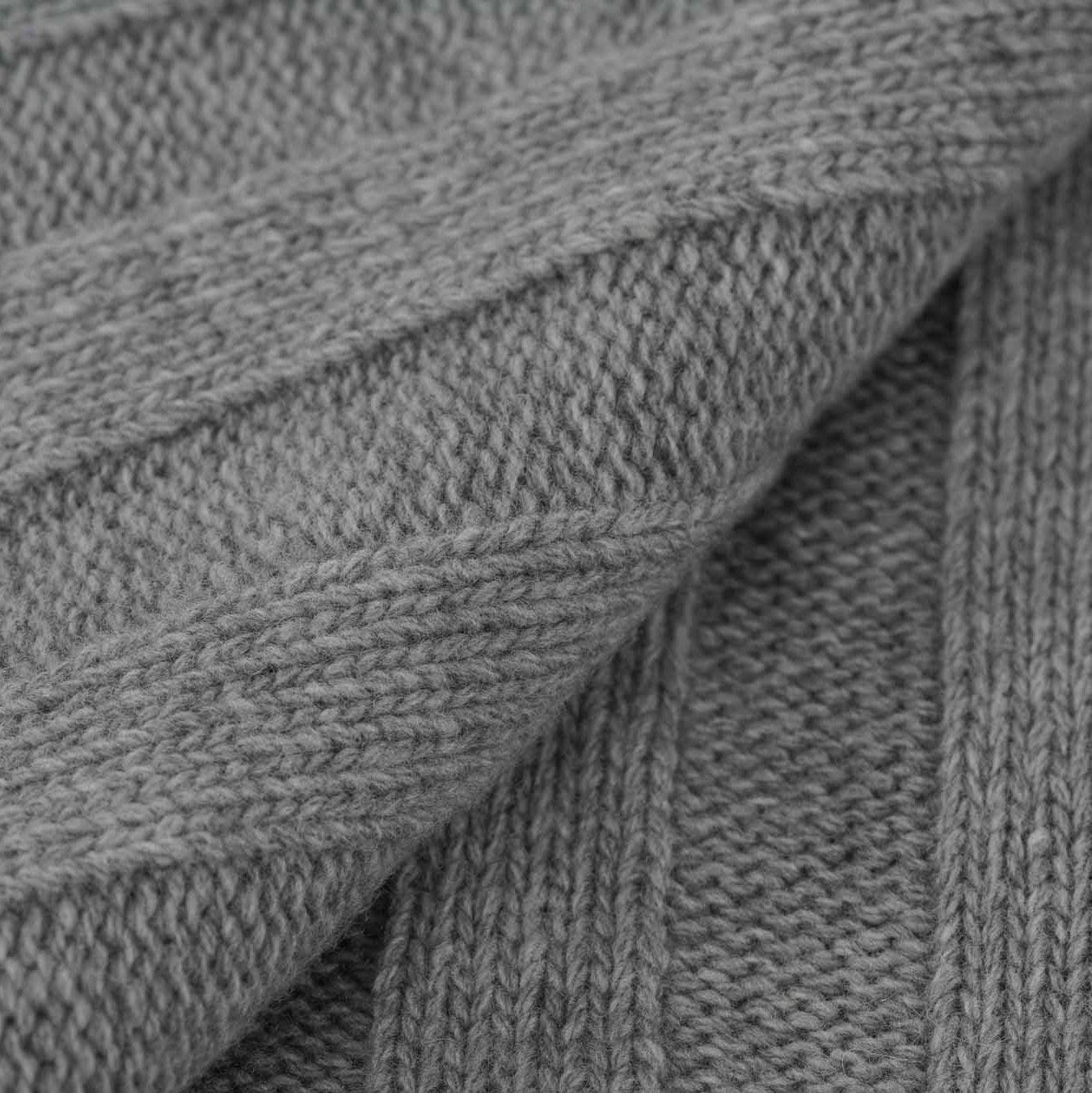 Gefaltetes Estoril Strickplaid in grau im Detail