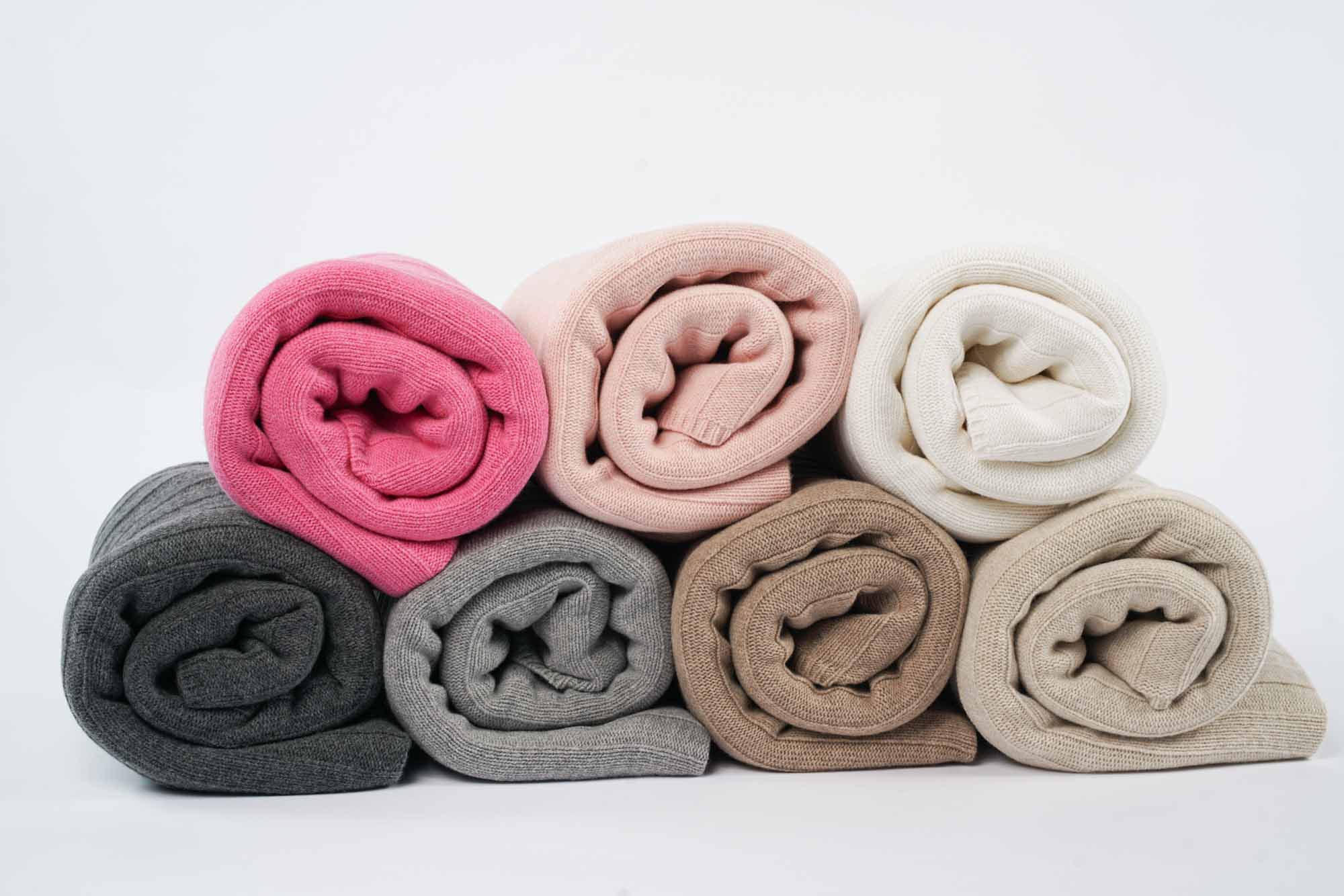 Gerollte Estoril Strickdecken in sieben verschiedenen Farben