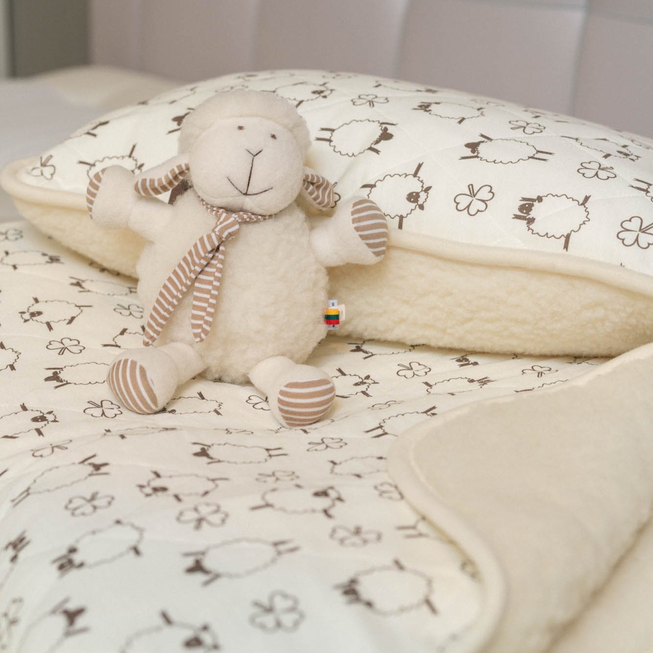 Flokati Sortiment gesamt mit Plüschtiert Schaf Floh, Kissen und Decke