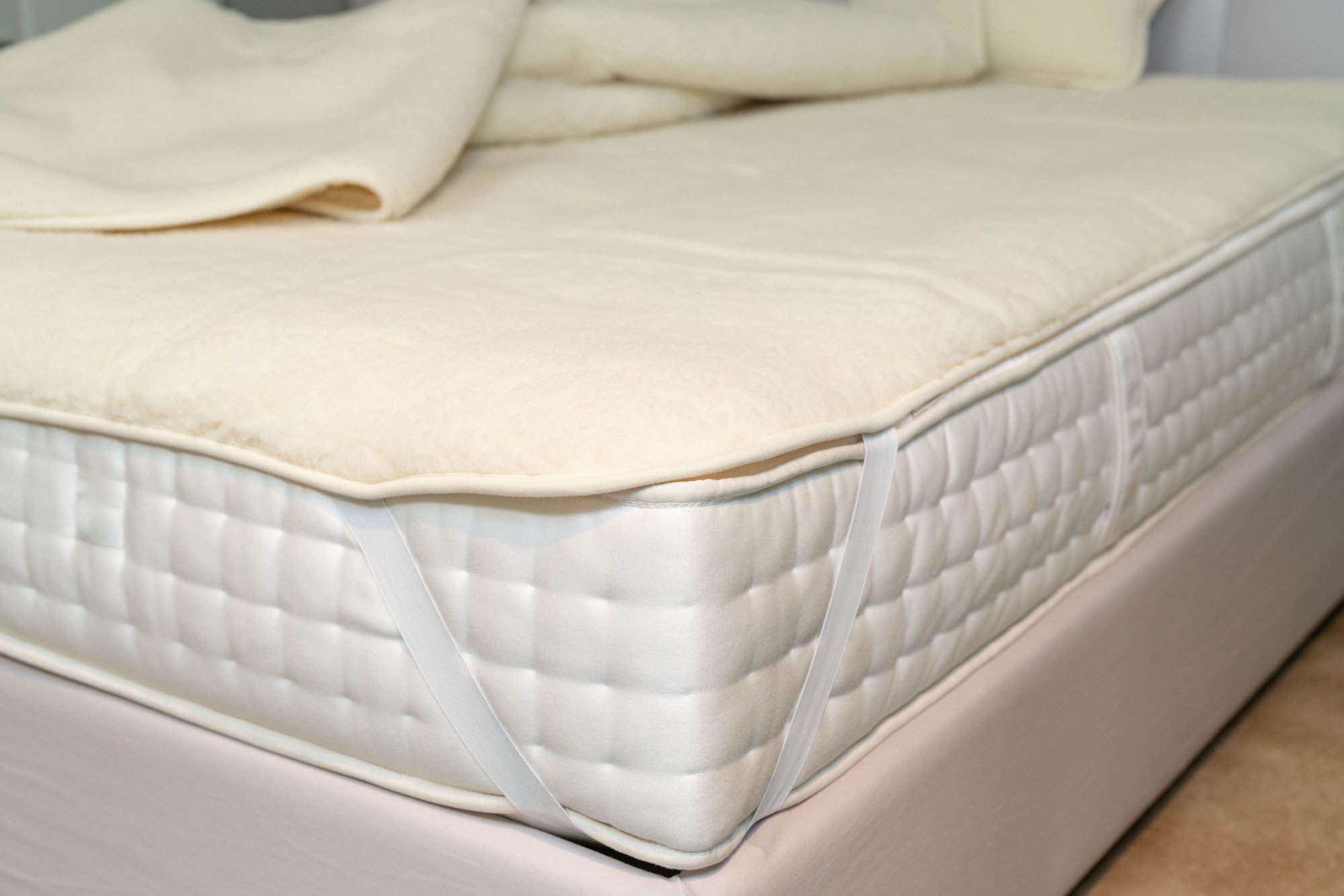 Aufgespannte Wollflor Schurwollauflage Topper in naturweiß mit Spanneckgummis in naturweiß