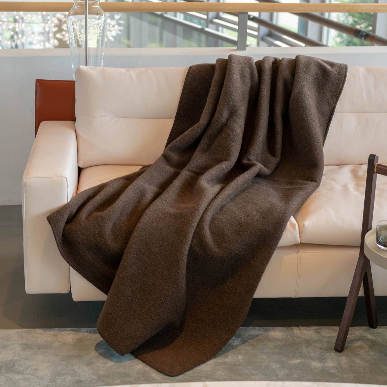 Himalaya Yakdecke in dunkelbraun auf dem Sofa