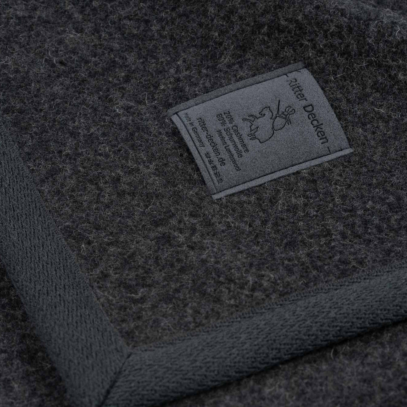 Gefaltete Kalif Kaschmirdecke in anthrazit im Detail