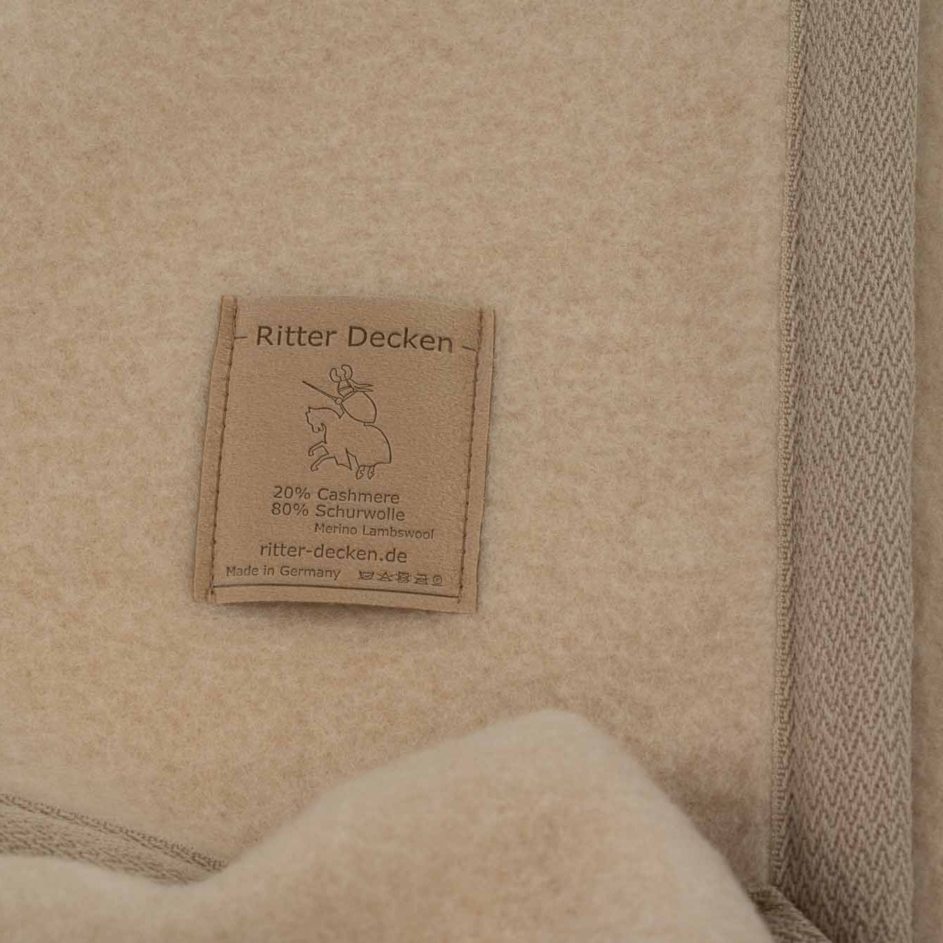 Gefaltete Kalif Kaschmirdecke in creme im Detail