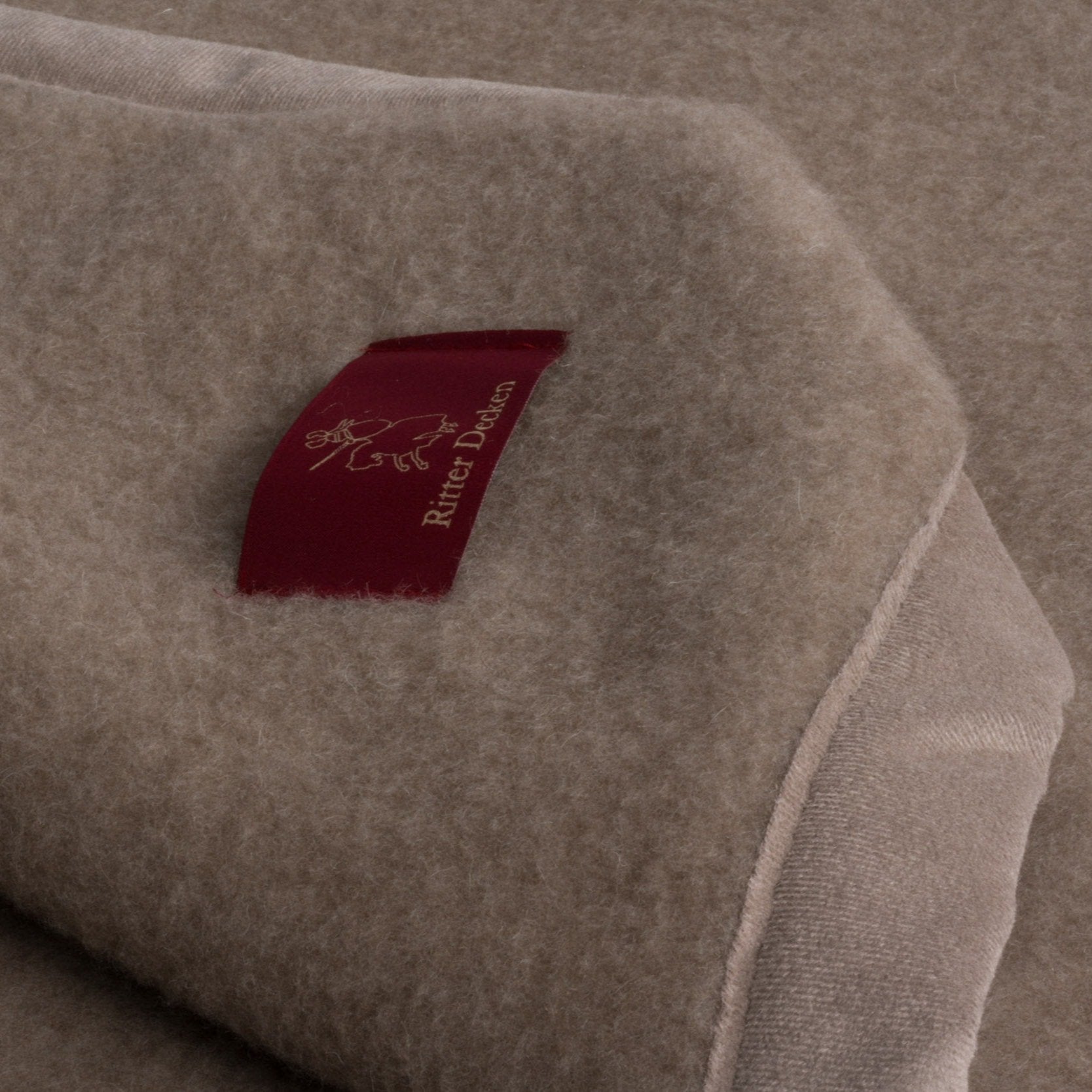 Kaschimoon Kaschmirdecke in mongolgrau im Detail