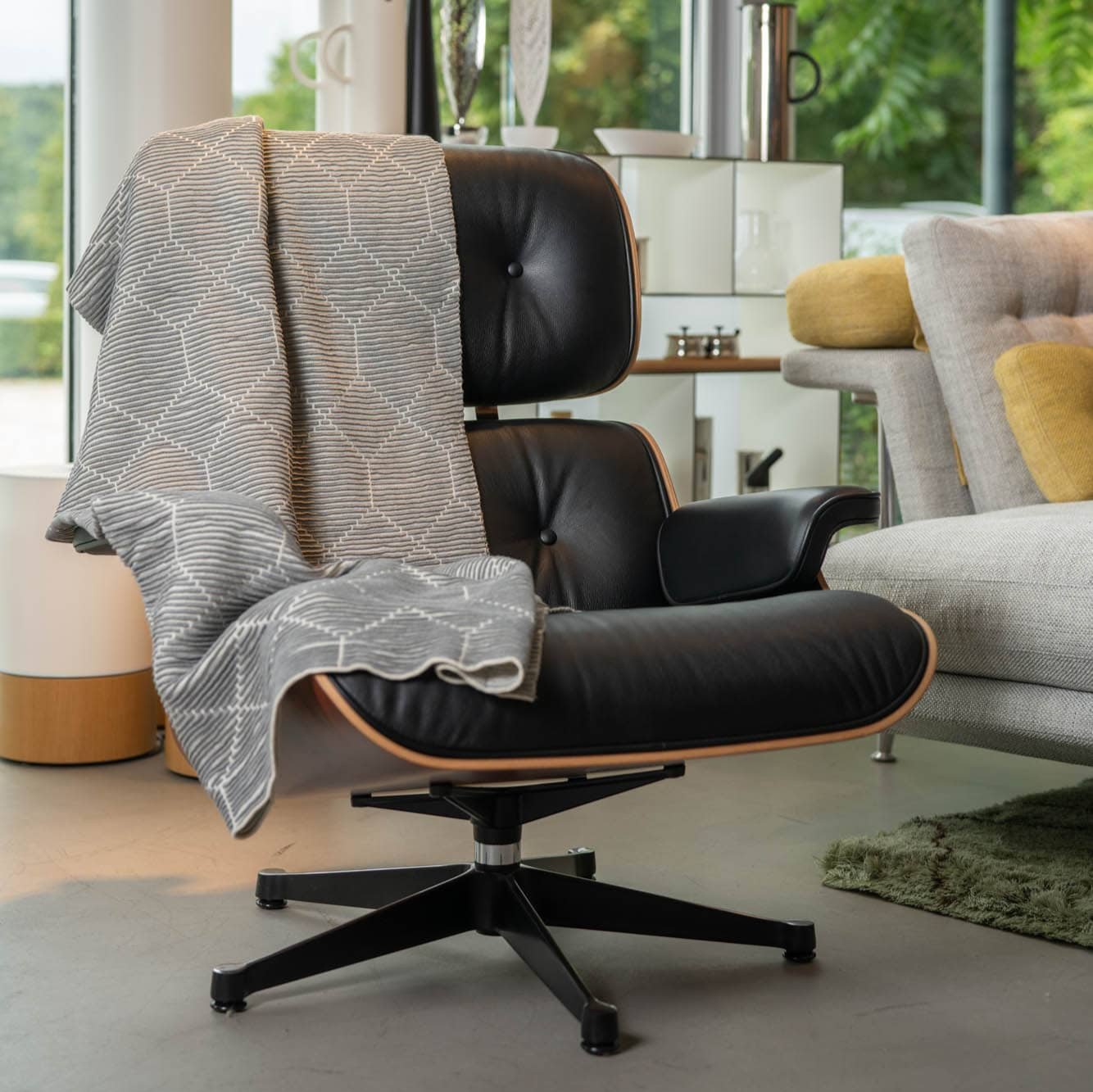 Kerala Strickplaid in grau-weiss mit Hexagonmuster auf dem Chefsessel