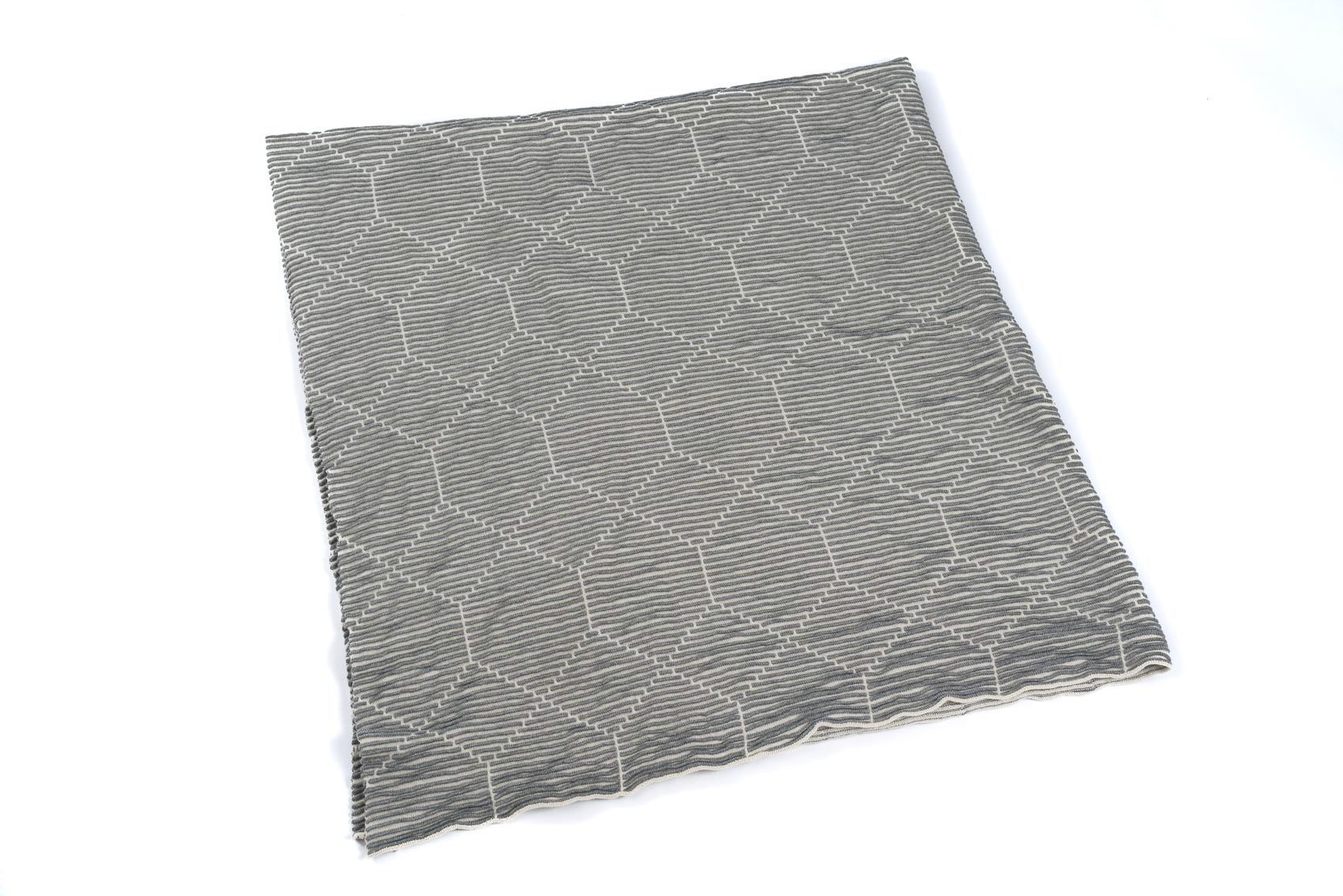 Kerala Strickplaid in grau-weiss mit Hexagonmuster Baumwolldecke