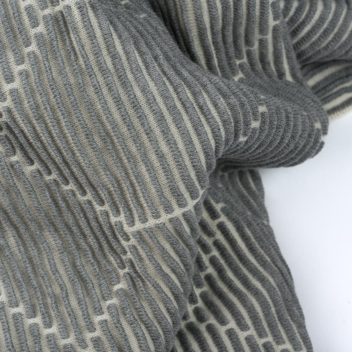 Kerala Strickplaid in grau-weiss mit Hexagonmuster im Detail