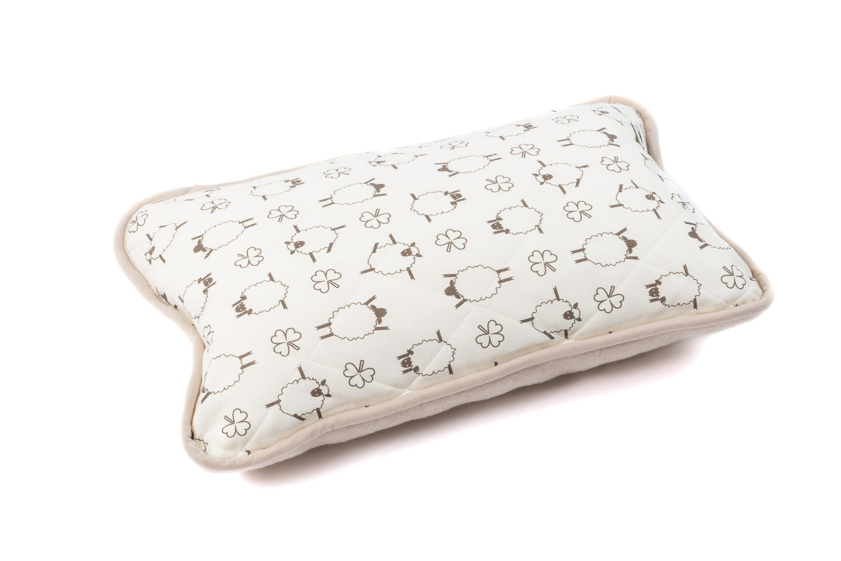 Unterseite des Flokati Moka Kinderkissen in beige mit Schaf- und Kleeblattmuster