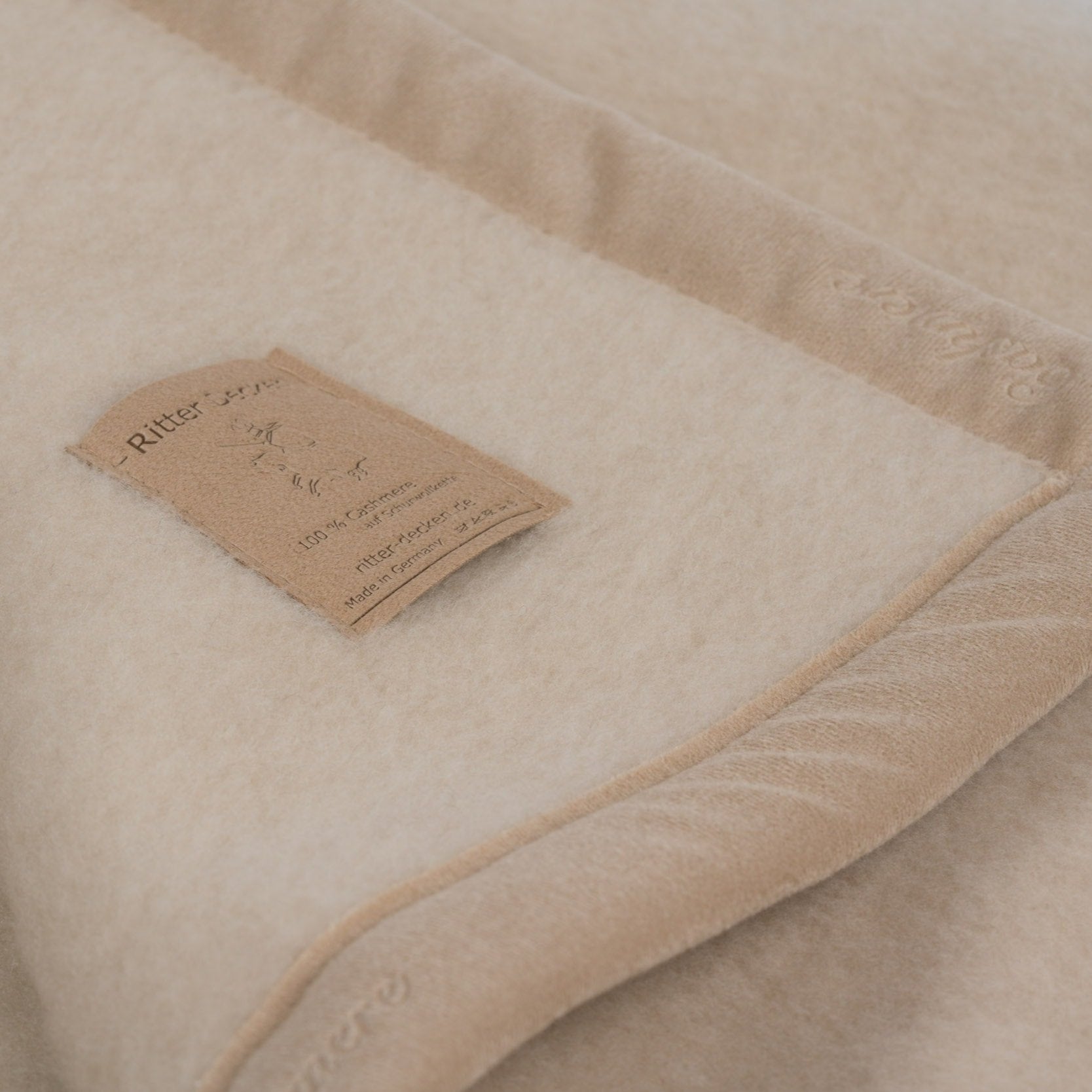 Kirman Schah Kaschmirdecke in creme im Detail