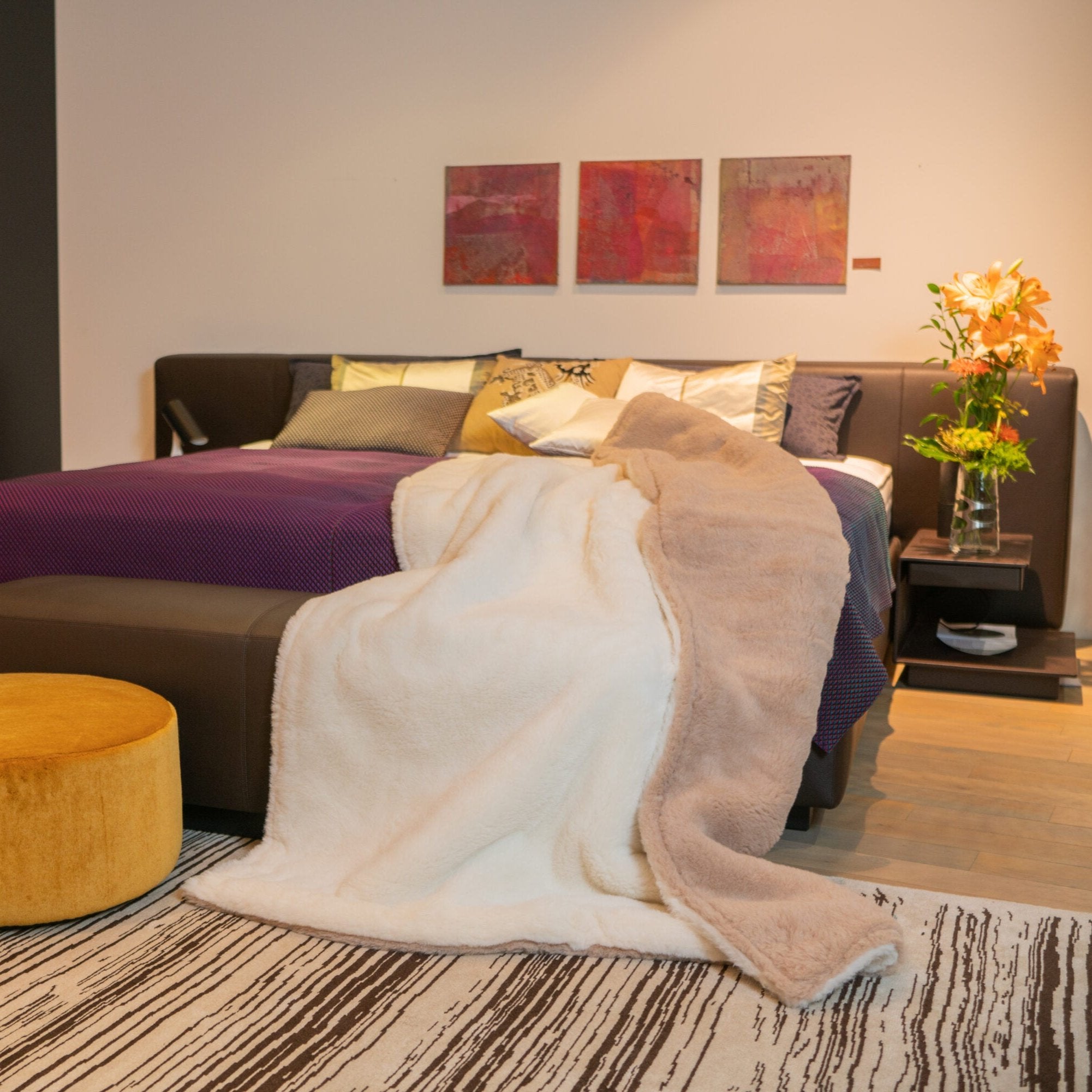 La Paz Alpakadecke in creme/kamel auf dem Bett