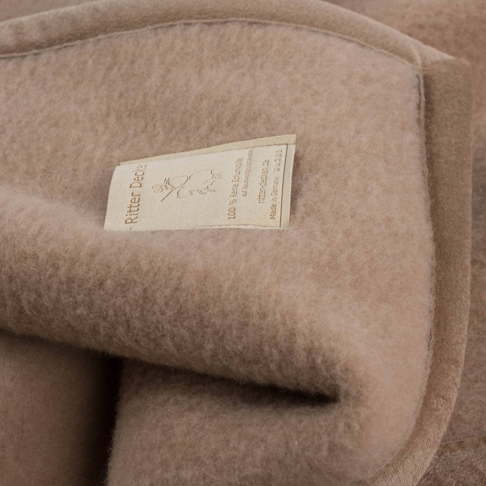 Lanawash Schurwolldecke in beige im Detail