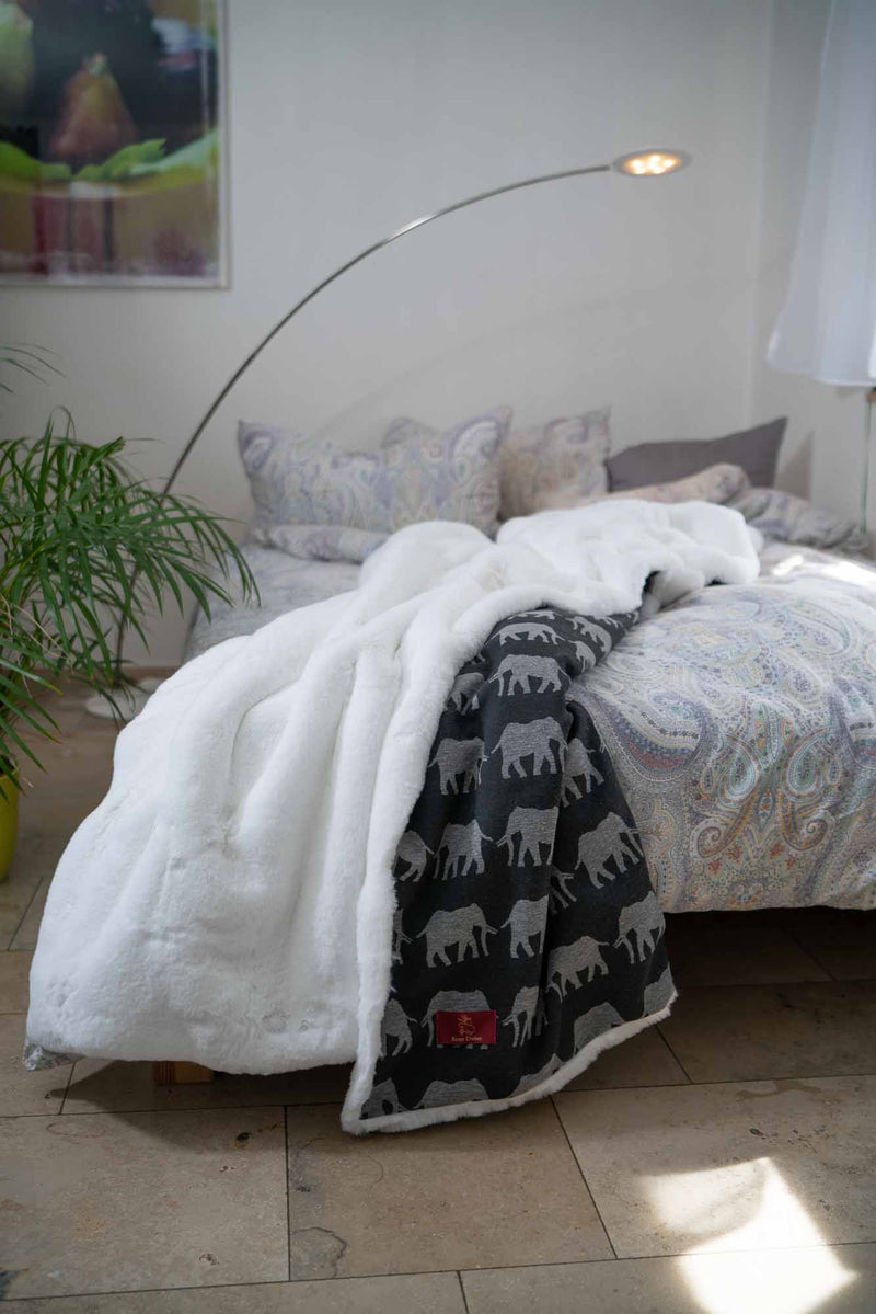Lesotho Decke in weiß mit Elefanten auf dem Bett