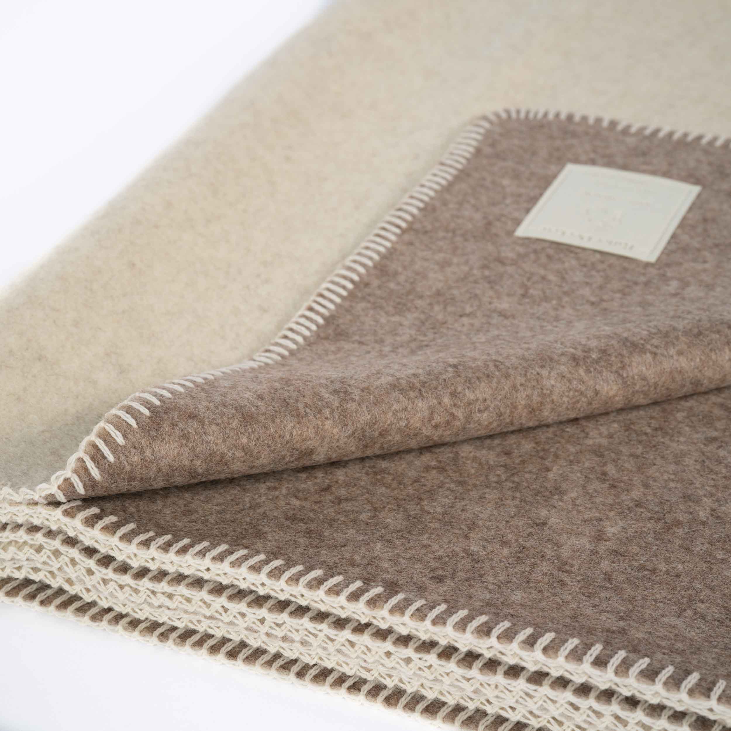 Lilienthal Schurwolldecke in natur-/graumeliert im Detail