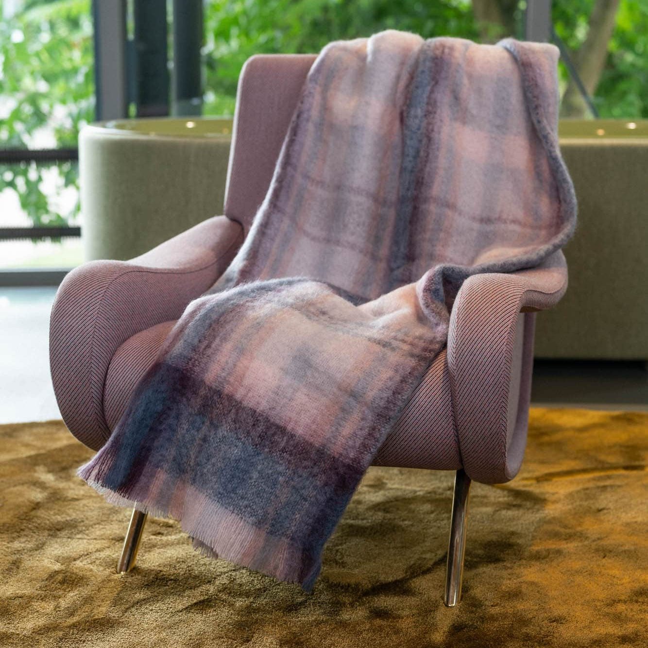 Lullaby Mohair Plaid in violett kariert auf dem Sessel