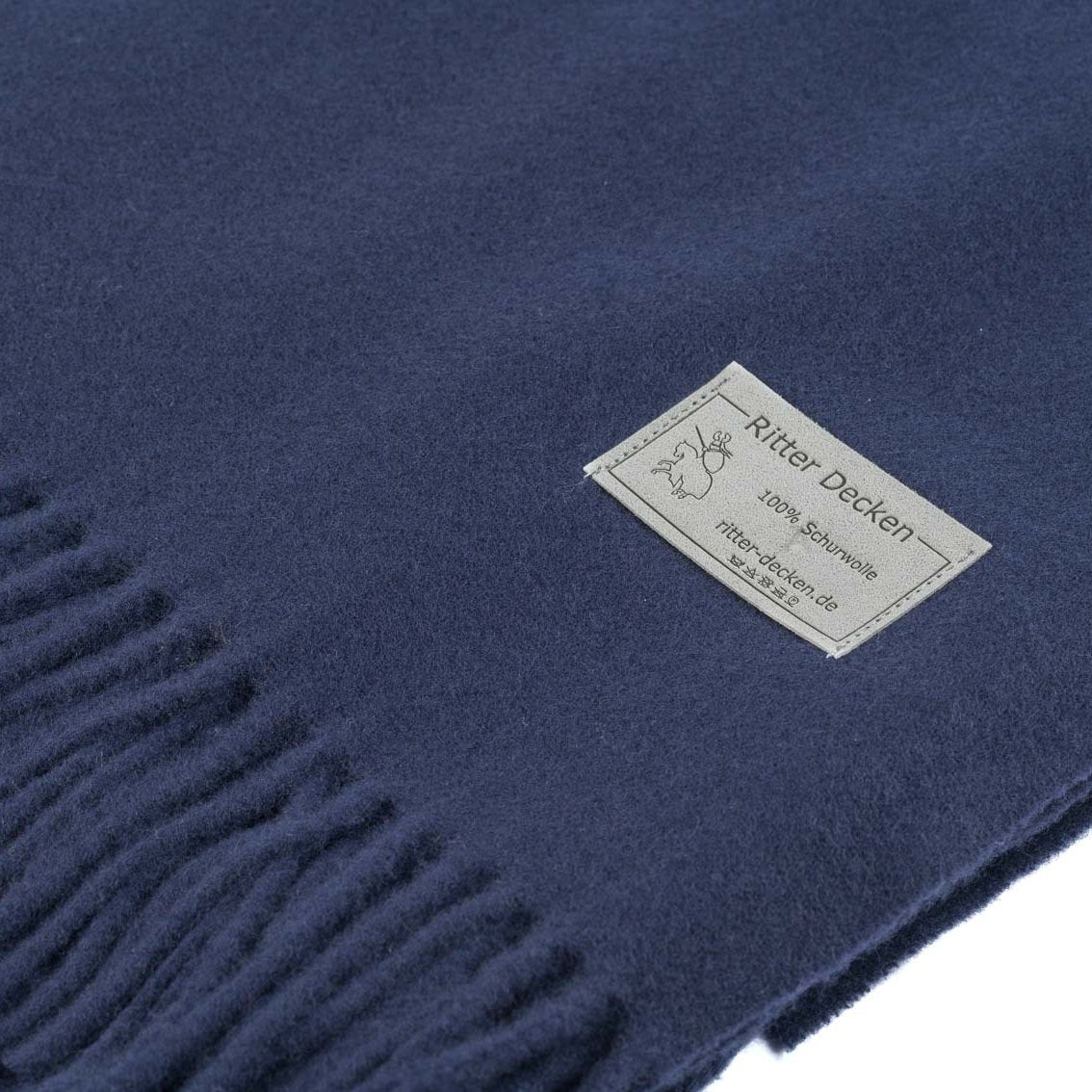 Luzern Schurwollplaid in dunkelblau im Detail